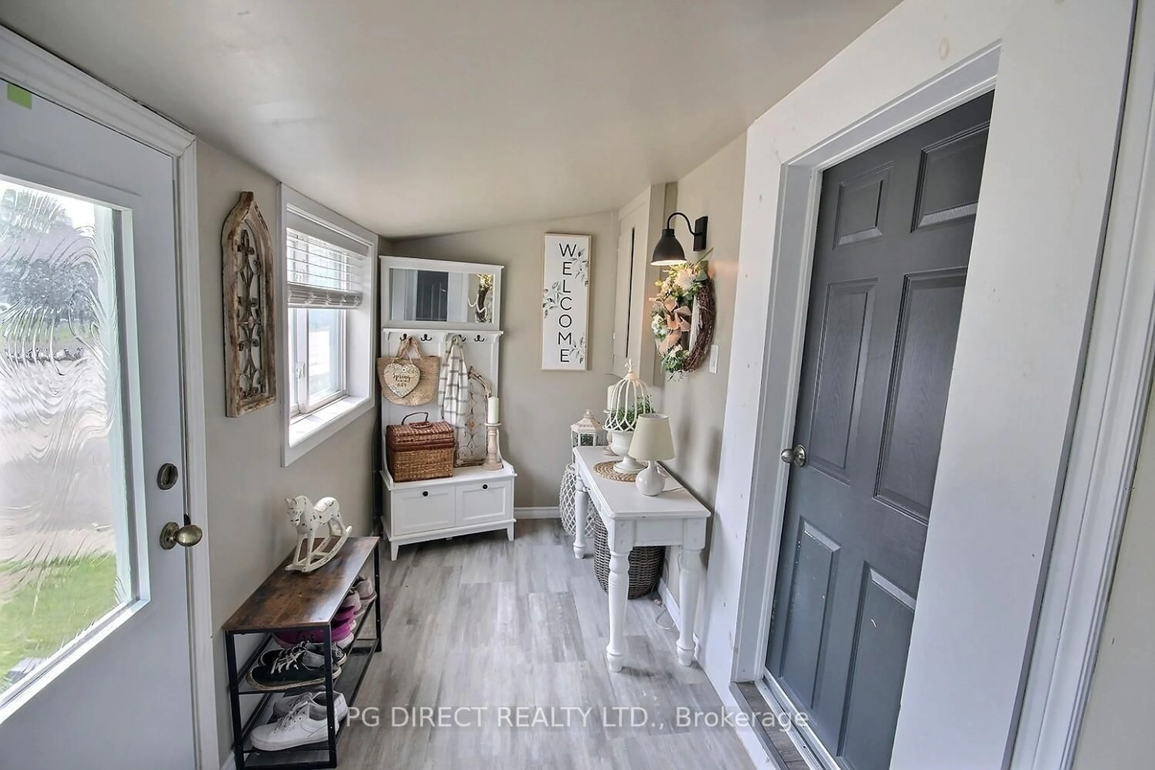 Indoor entryway for 68 Water St, Quinte West Ontario K8V 4M3