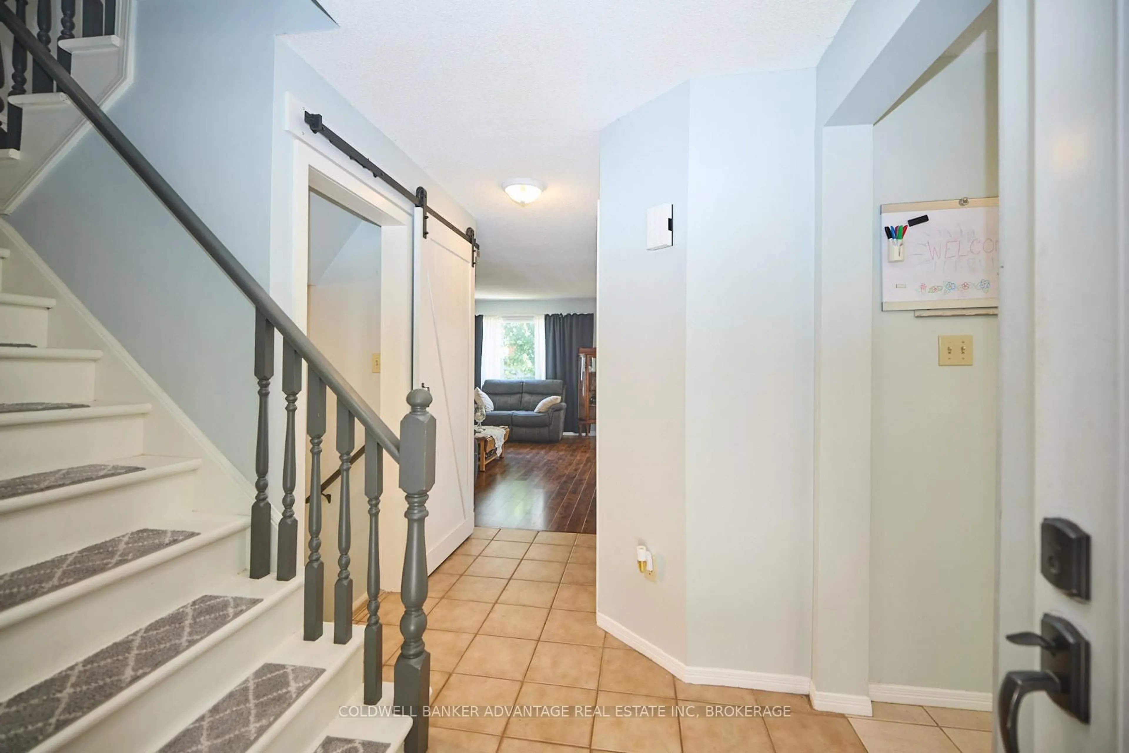Indoor foyer for 33 Naples Crt, Thorold Ontario L2V 4S7