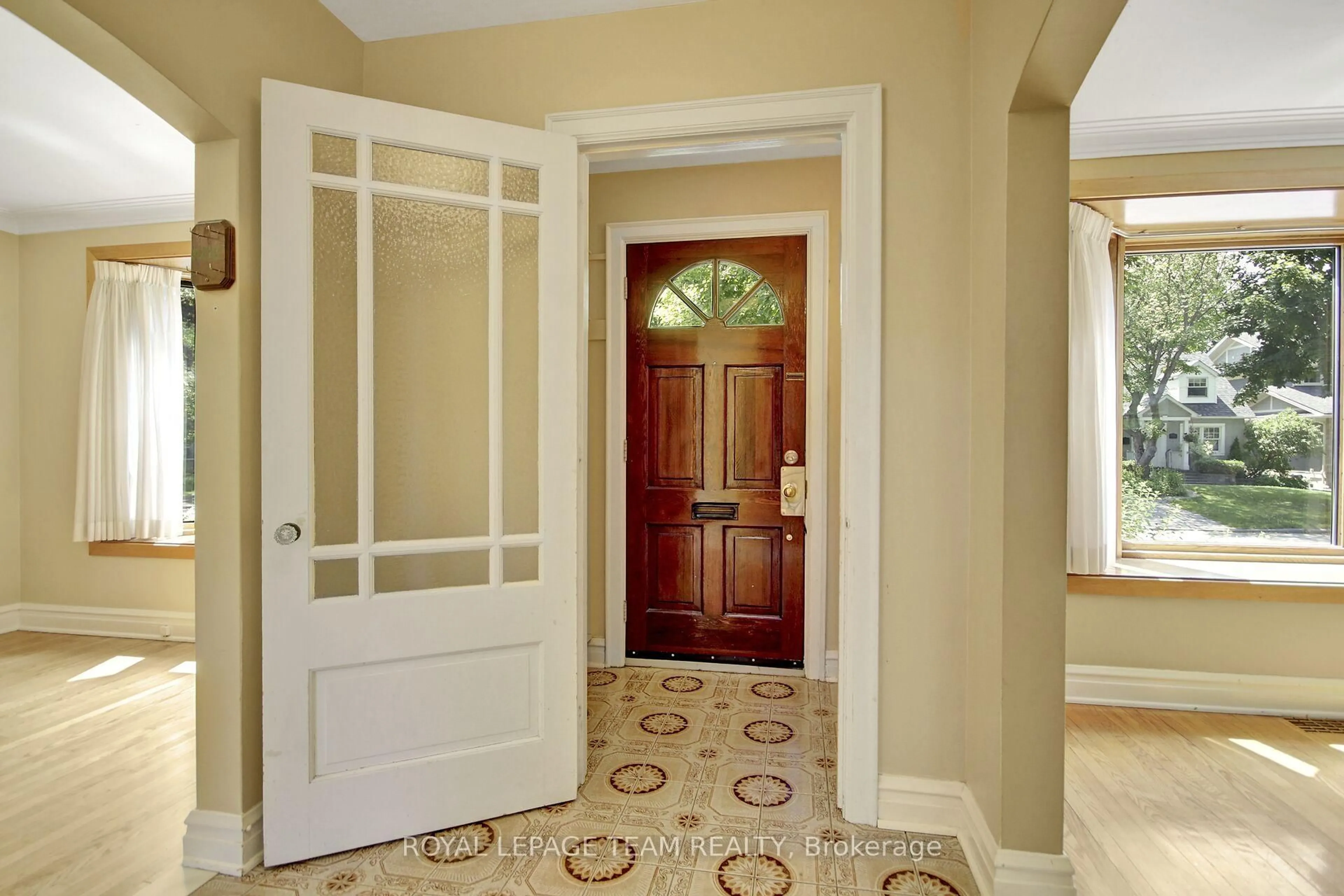 Indoor entryway for 511 Mansfield Ave, Ottawa Ontario K2A 2S8