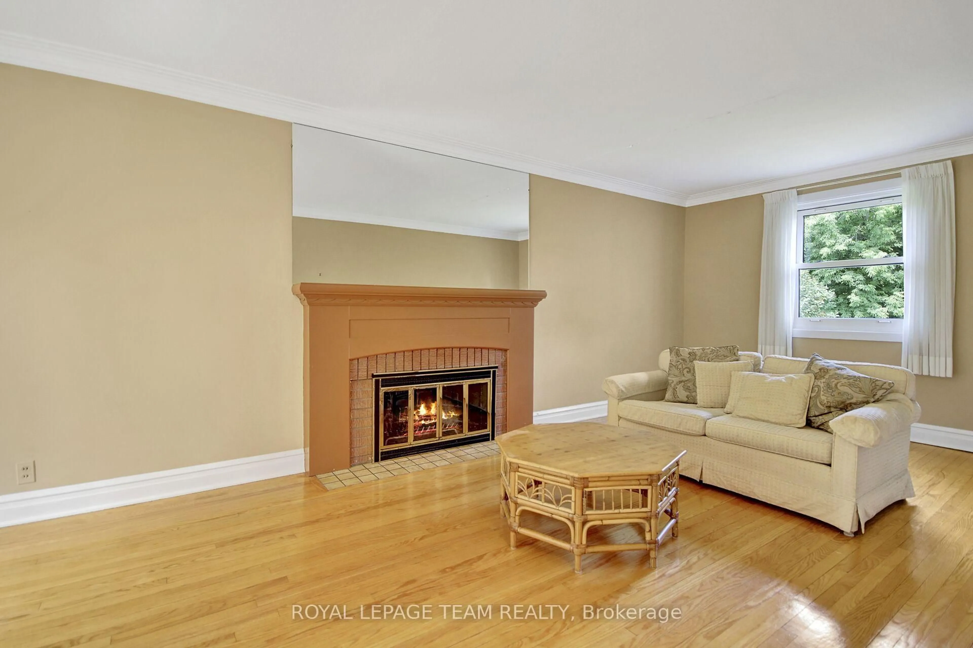 Living room with furniture, unknown for 511 Mansfield Ave, Ottawa Ontario K2A 2S8