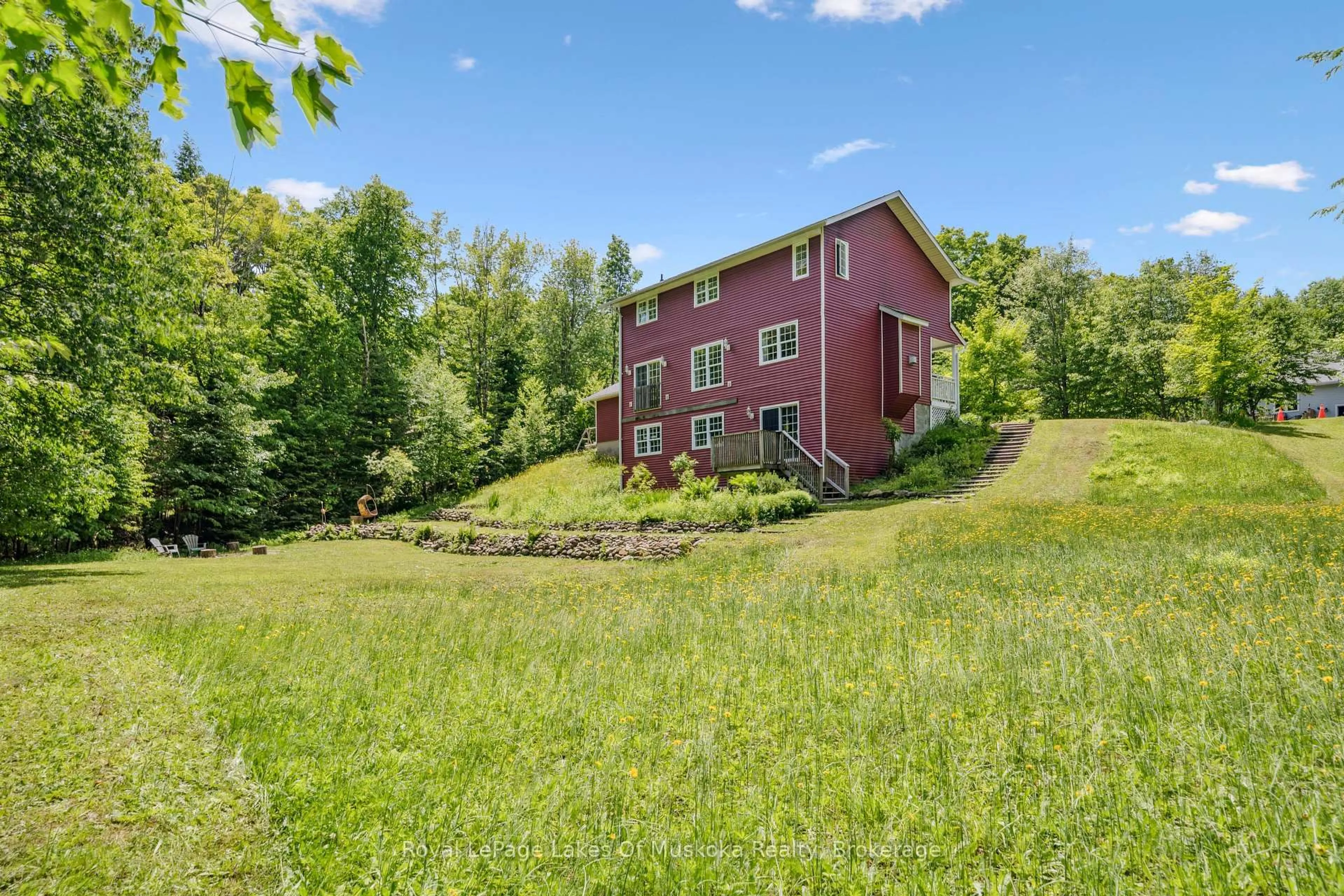 A pic from outside/outdoor area/front of a property/back of a property/a pic from drone, unknown for 23 Northwoods Dr, Huntsville Ontario P0B 1L0