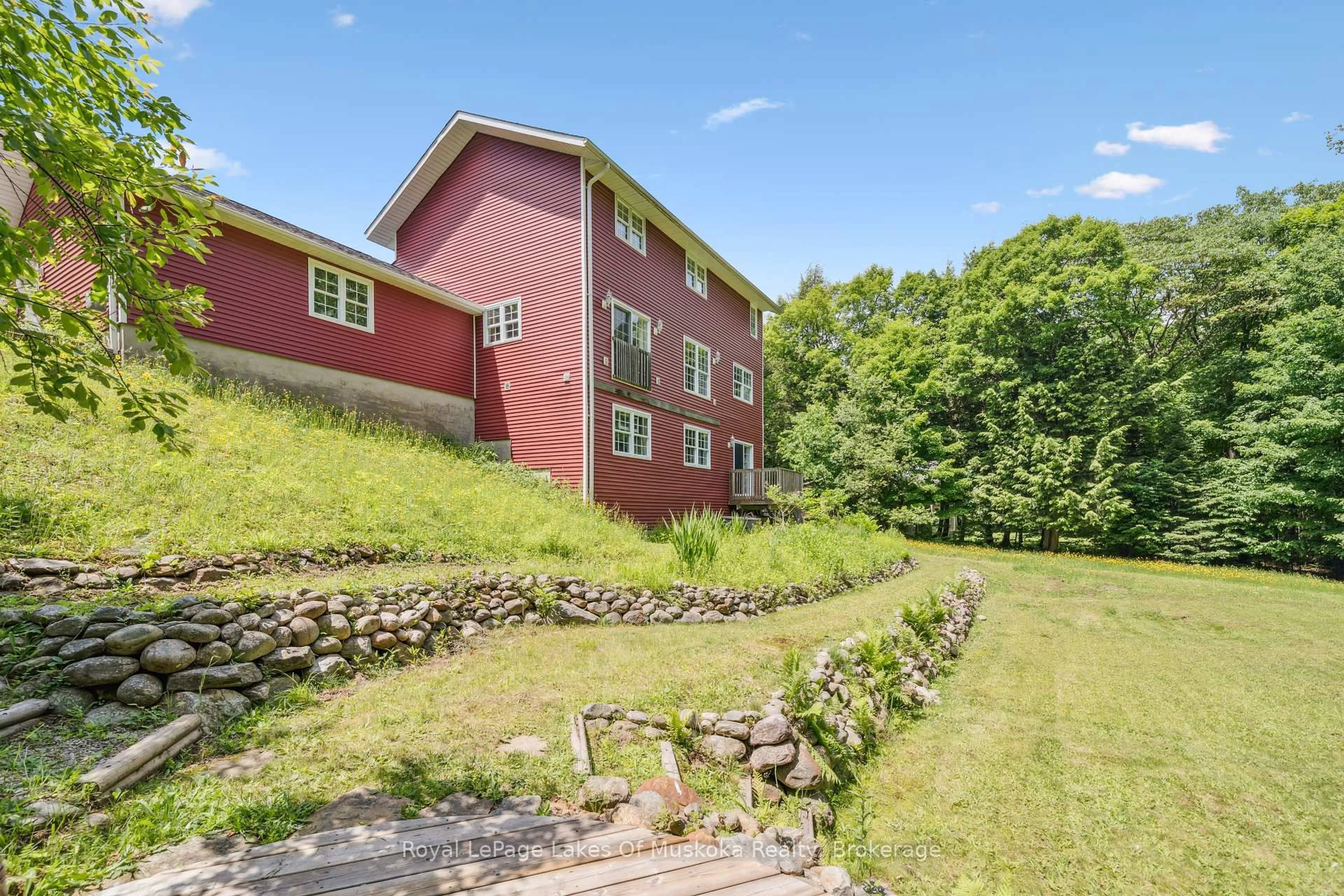 A pic from outside/outdoor area/front of a property/back of a property/a pic from drone, building for 23 Northwoods Dr, Huntsville Ontario P0B 1L0