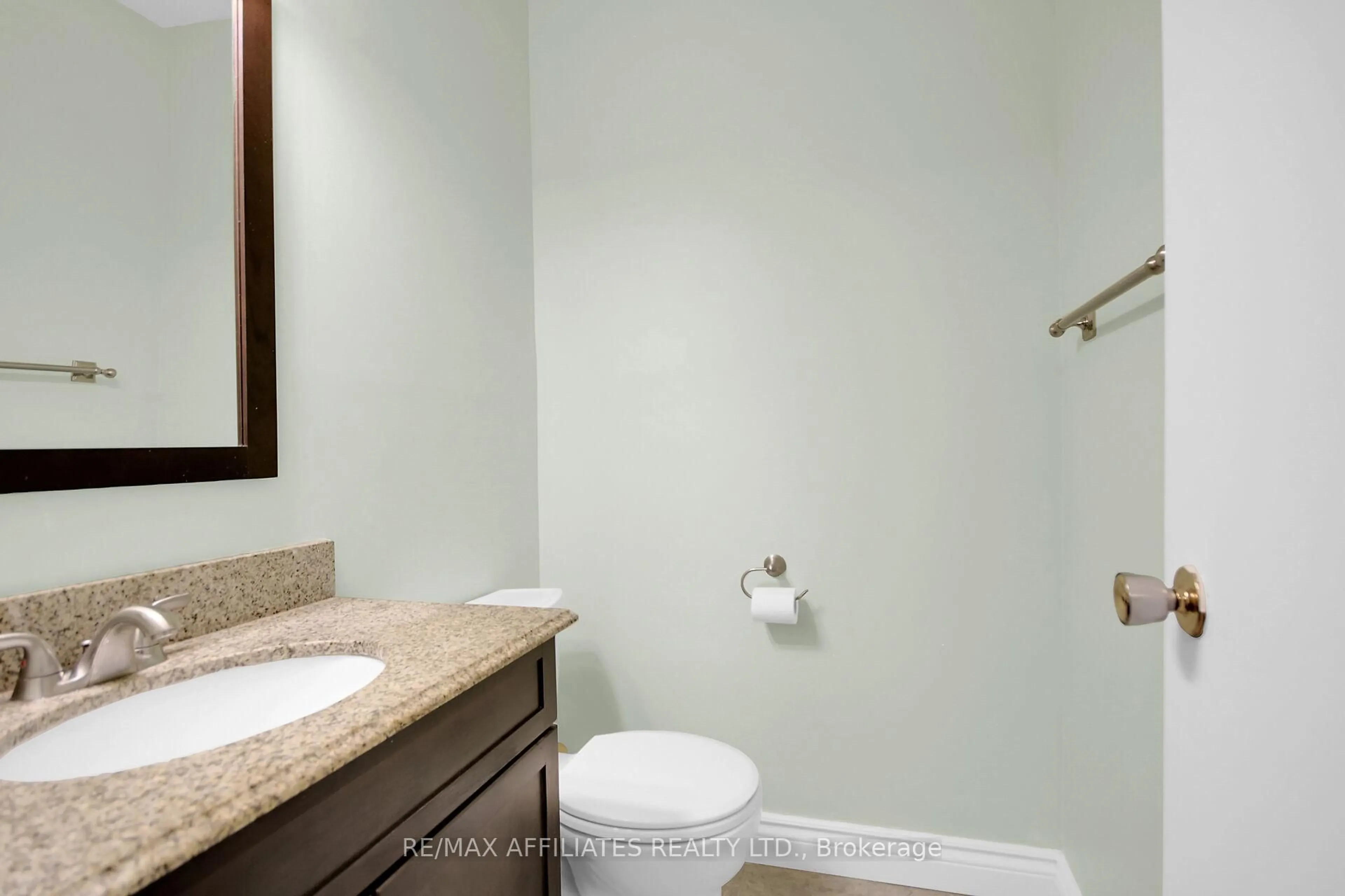 Standard bathroom, ceramic/tile floor for 4 Baneberry Cres, Ottawa Ontario K2L 2Y4