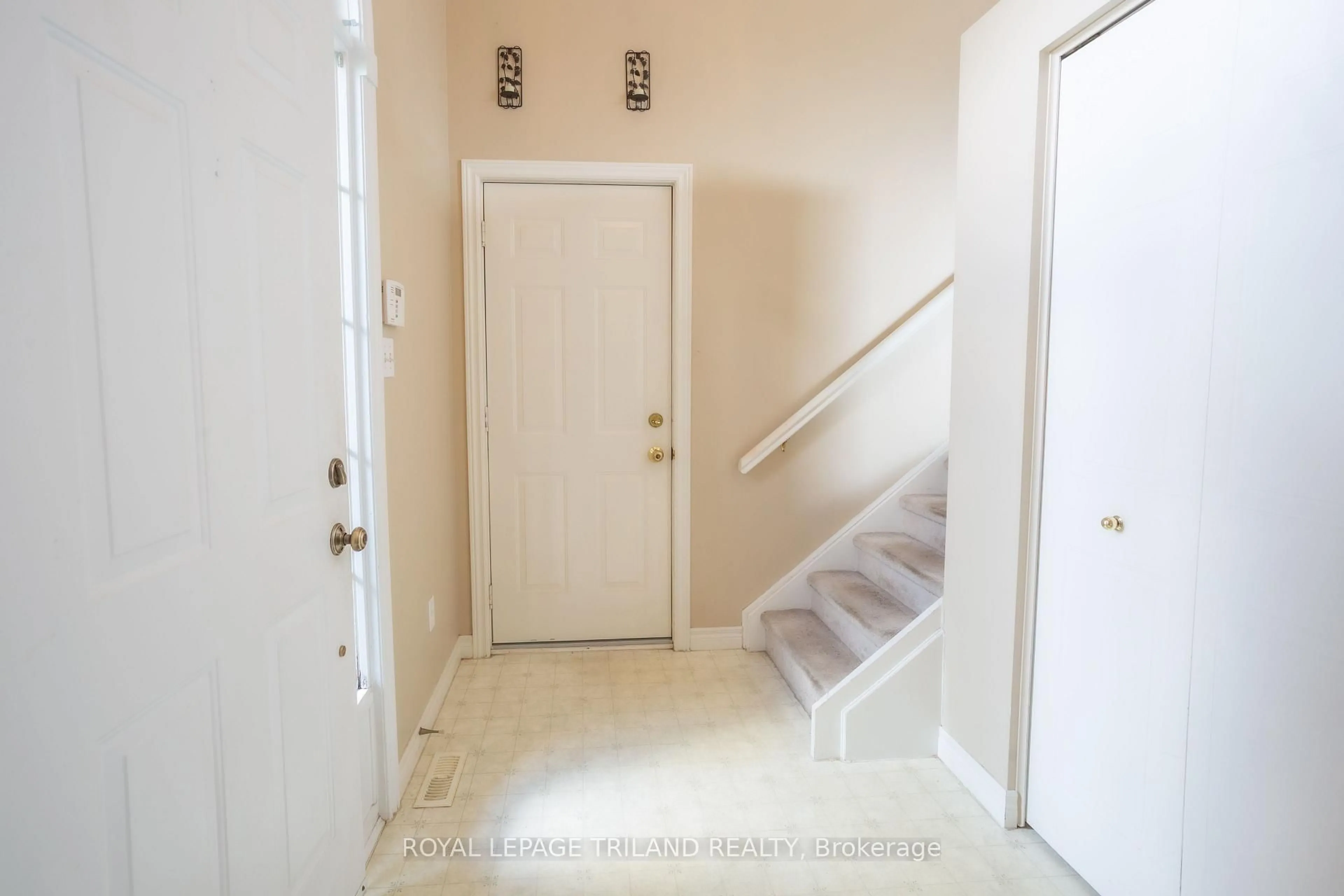 Indoor entryway for 39 Juno Dr, St. Thomas Ontario N5R 6E9