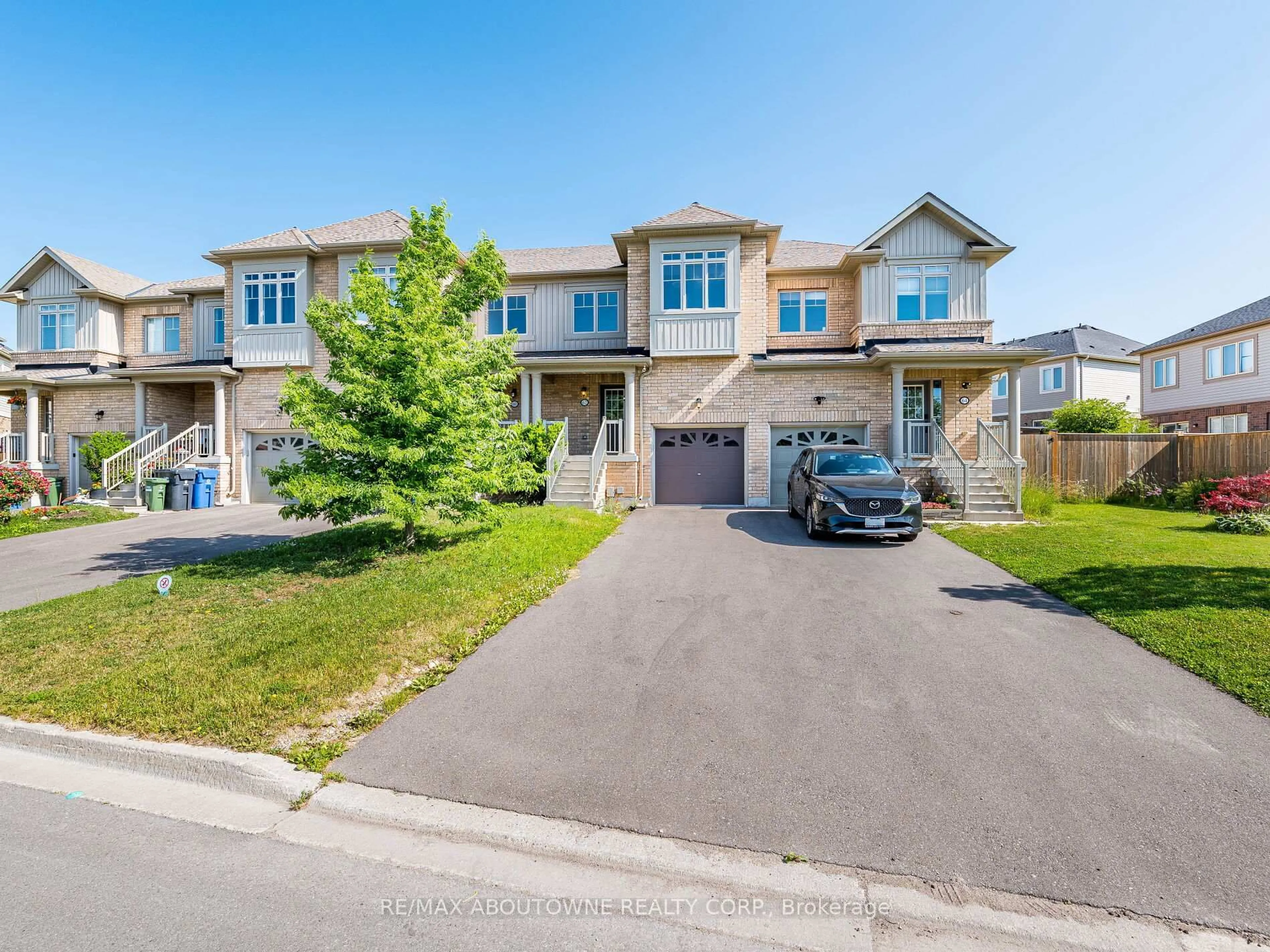 A pic from outside/outdoor area/front of a property/back of a property/a pic from drone, street for 62 Skinner Dr, Guelph Ontario N1E 0E7