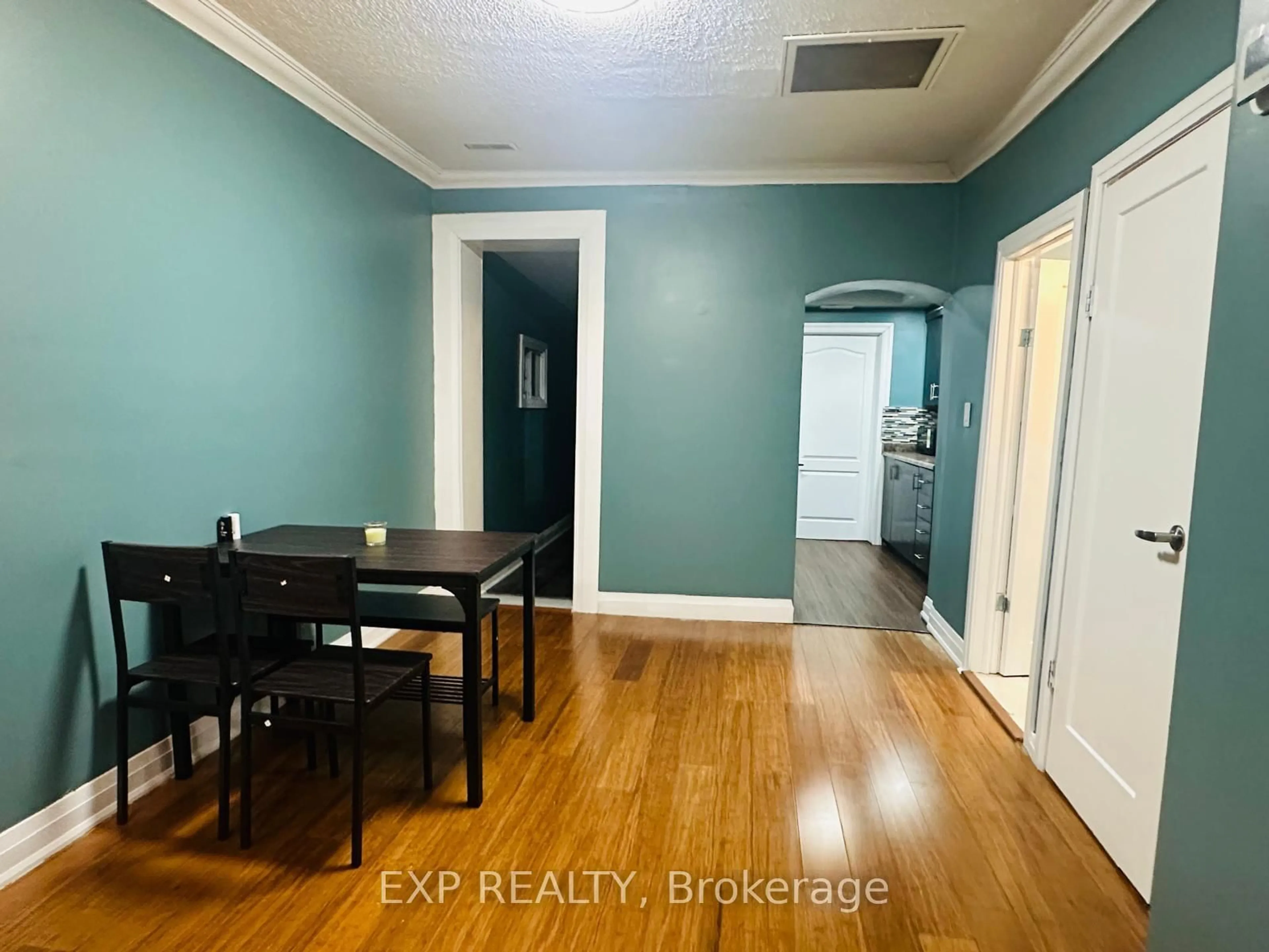 A pic of a room for 69 norman St, Hamilton Ontario L8H 4J4