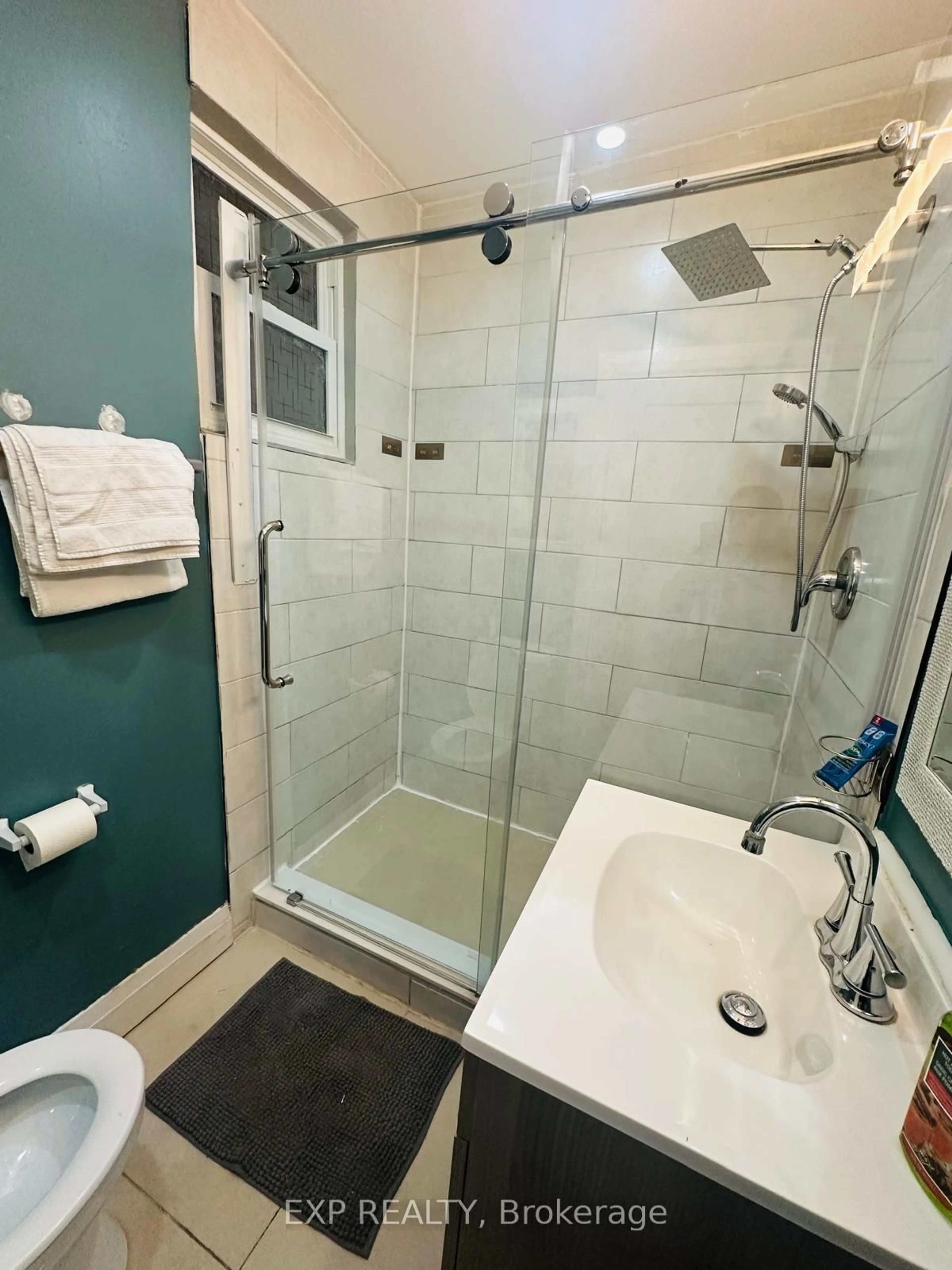 Standard bathroom, ceramic/tile floor for 69 norman St, Hamilton Ontario L8H 4J4