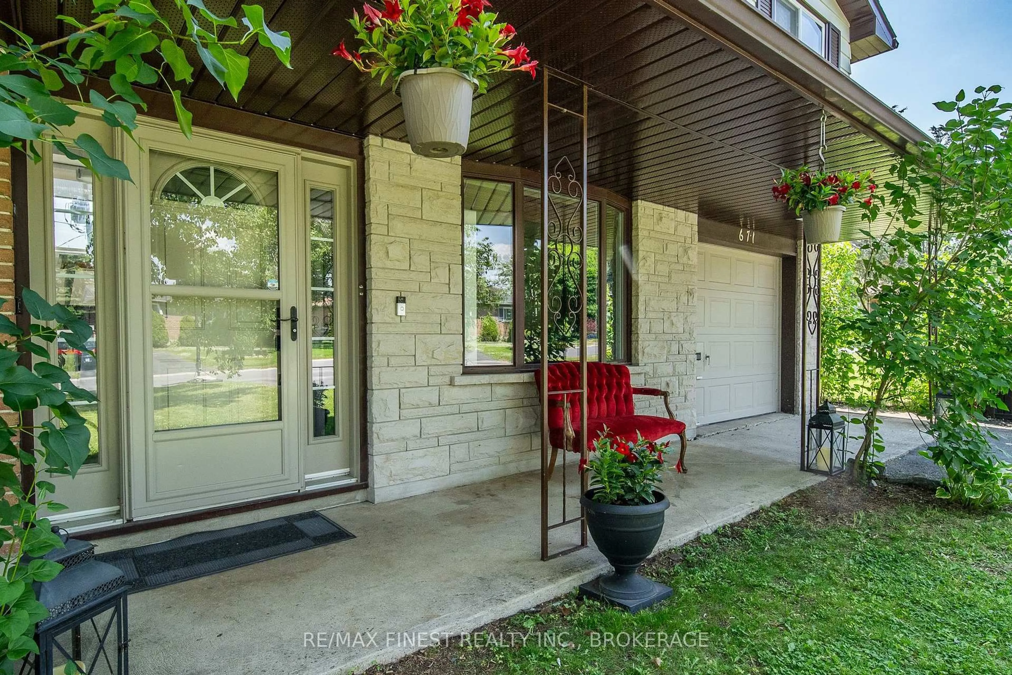 Indoor entryway for 671 Sussex Blvd, Kingston Ontario K7M 5B2