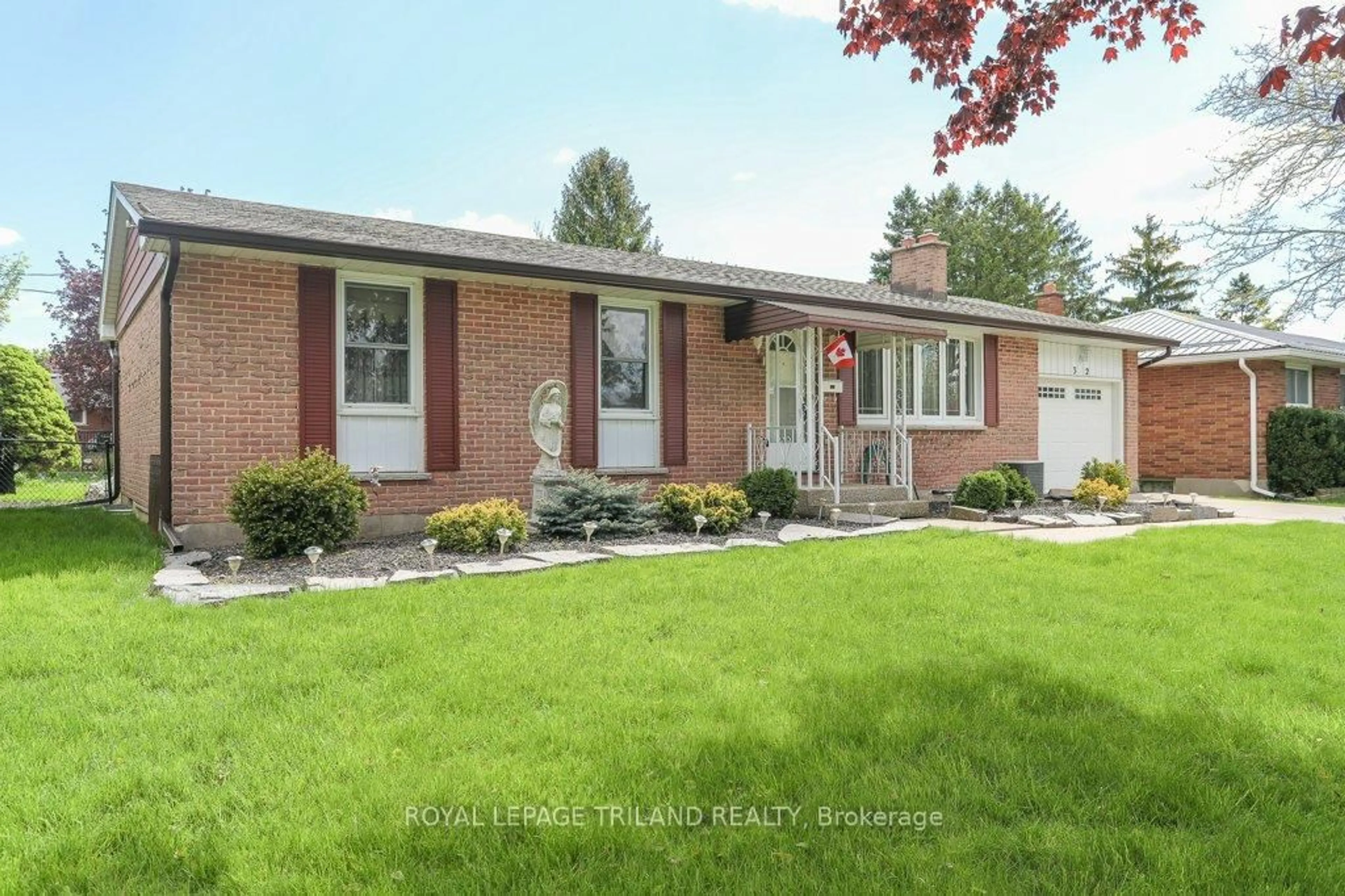 Home with brick exterior material, street for 32 Applewood Cres, St. Thomas Ontario N5R 1H2