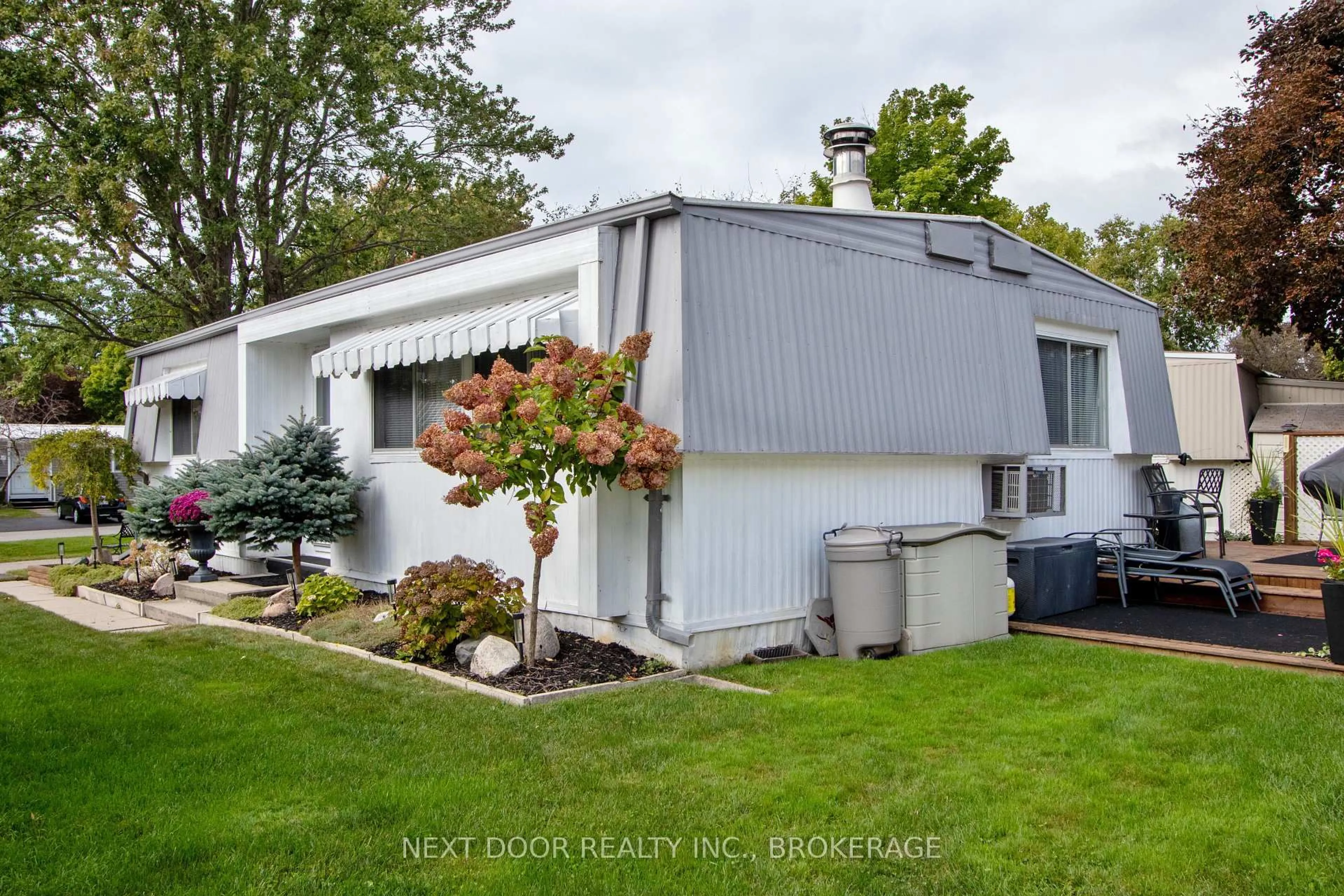 Home with vinyl exterior material, unknown for 208 Biltmore Dr, South Huron Ontario N0M 1T0