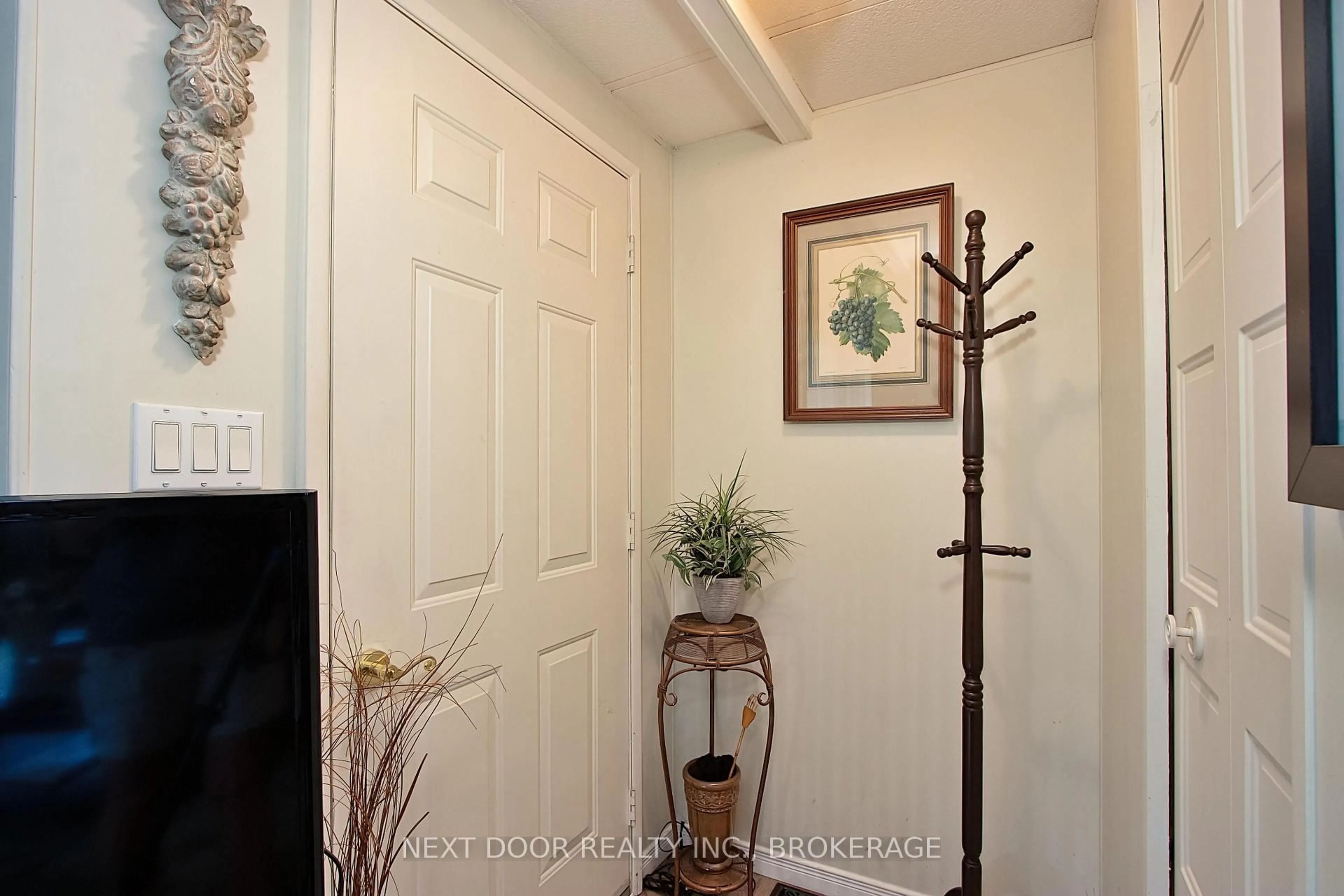 Indoor entryway for 208 Biltmore Dr, South Huron Ontario N0M 1T0