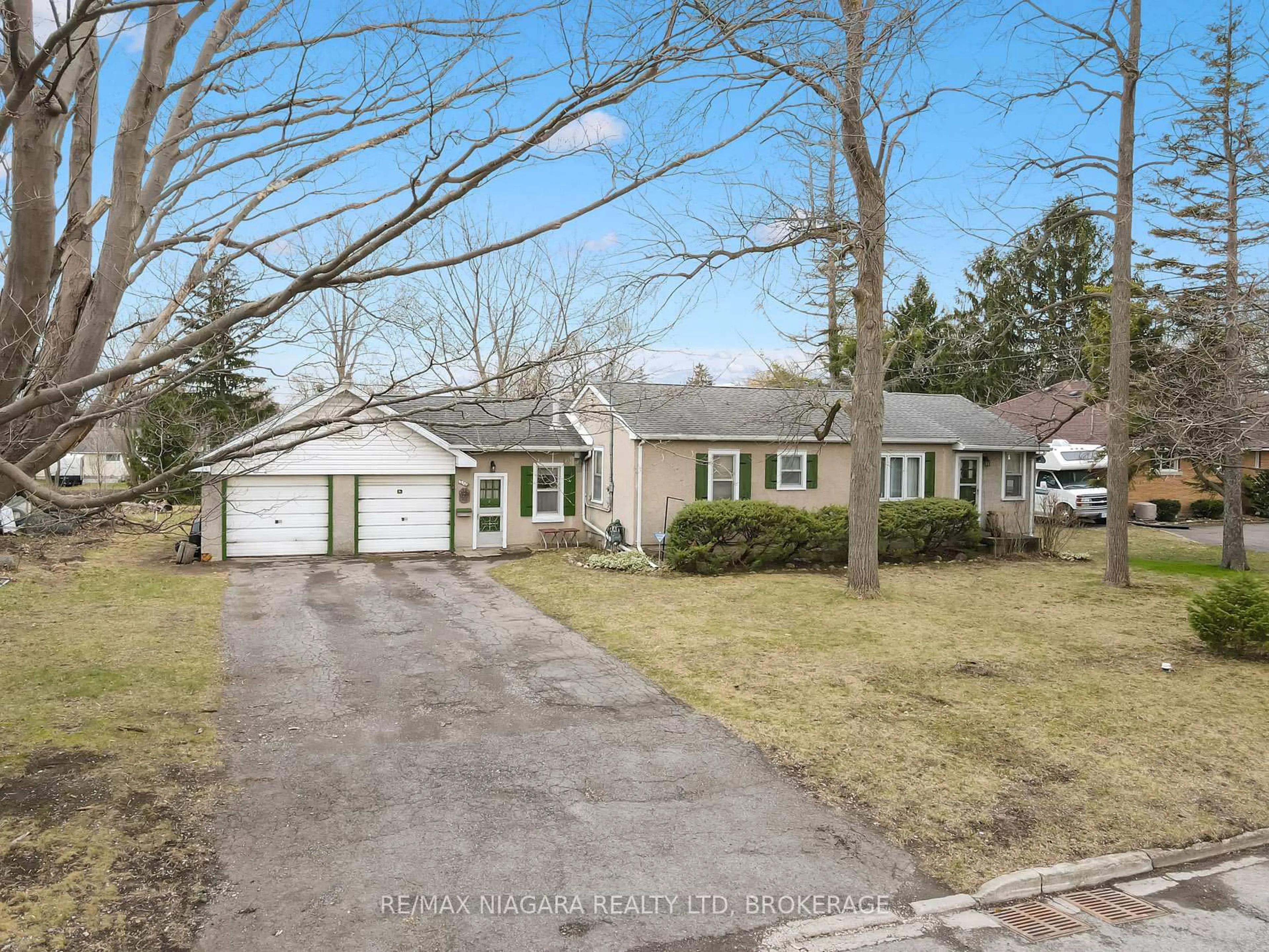 A pic from outside/outdoor area/front of a property/back of a property/a pic from drone, street for 3719 Rebstock Rd, Fort Erie Ontario L0S 1B0