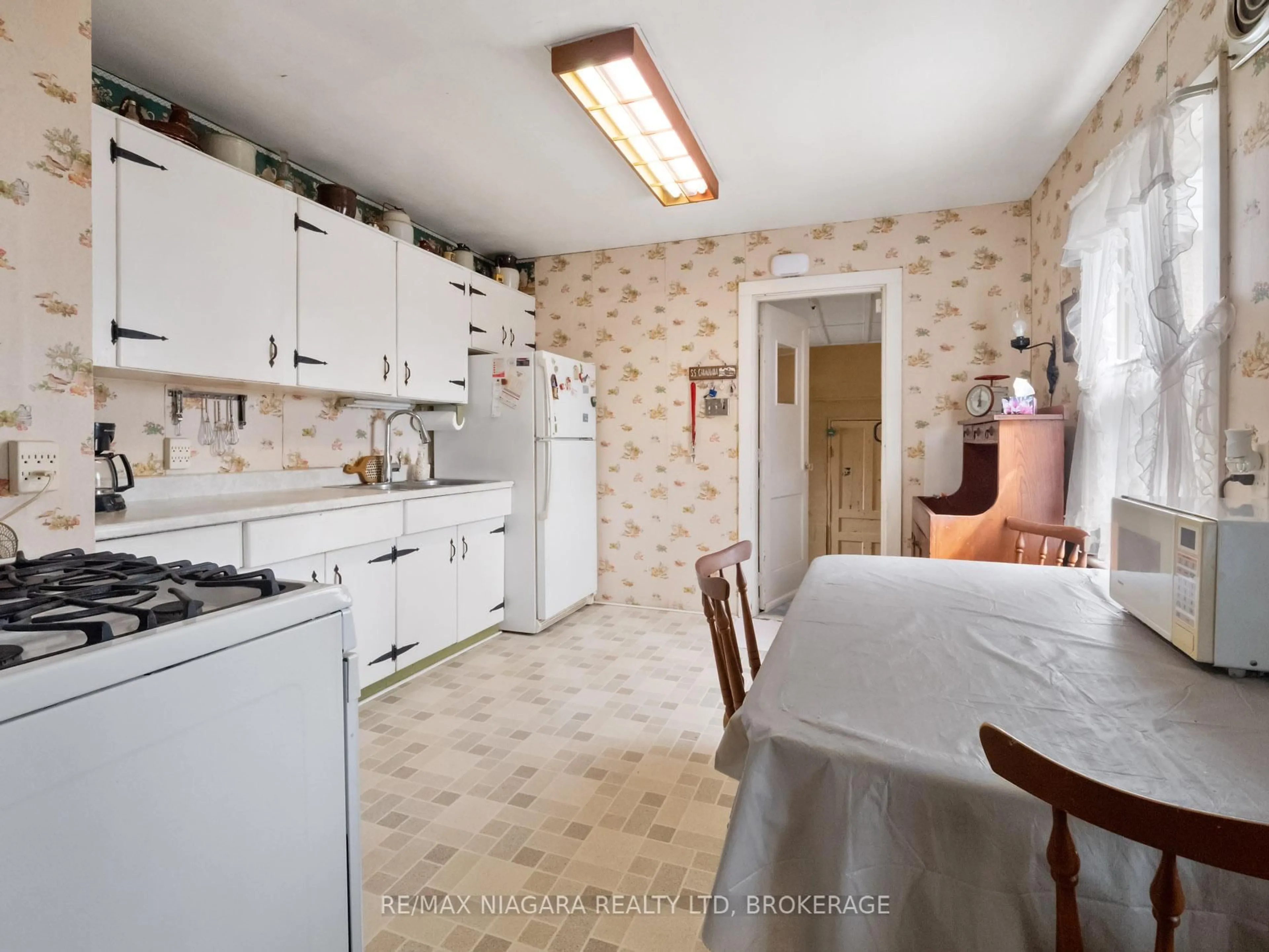Standard kitchen, ceramic/tile floor for 3719 Rebstock Rd, Fort Erie Ontario L0S 1B0