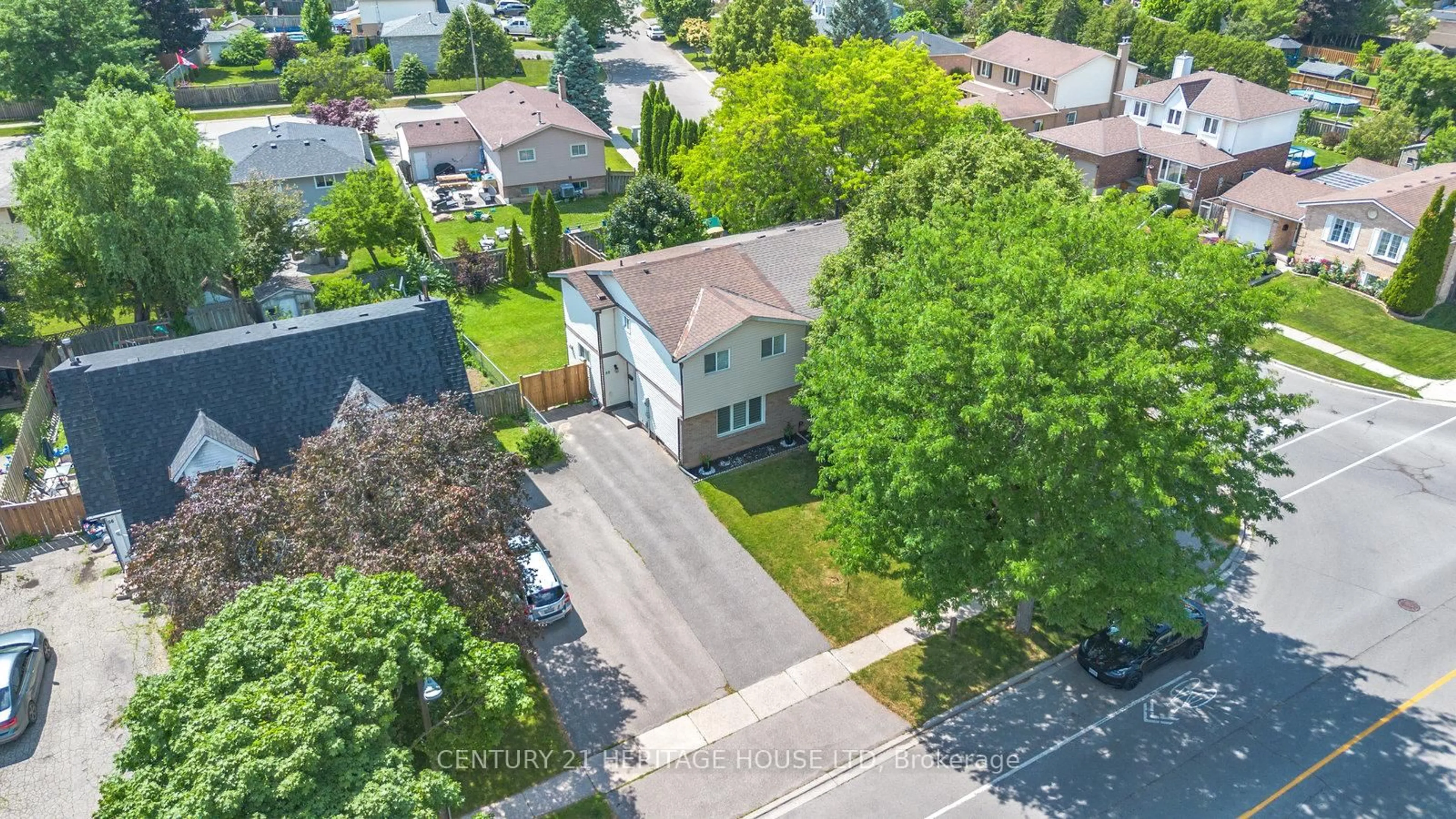 A pic from outside/outdoor area/front of a property/back of a property/a pic from drone, street for 52 Brantwood Park Rd, Brantford Ontario N3P 1G2