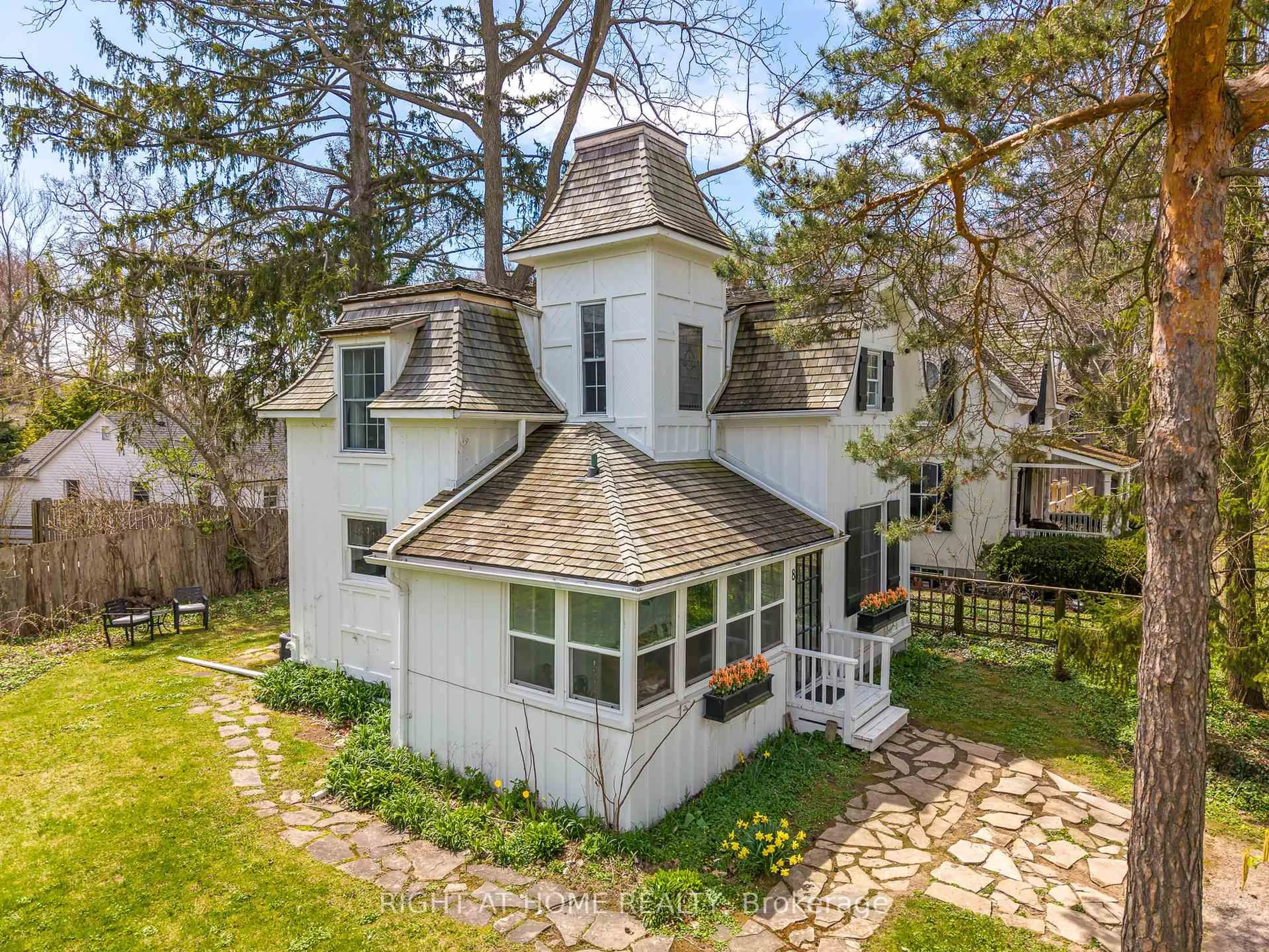 A pic from outside/outdoor area/front of a property/back of a property/a pic from drone, unknown for 8 Luther Ave, Niagara-on-the-Lake Ontario L0S 1J0
