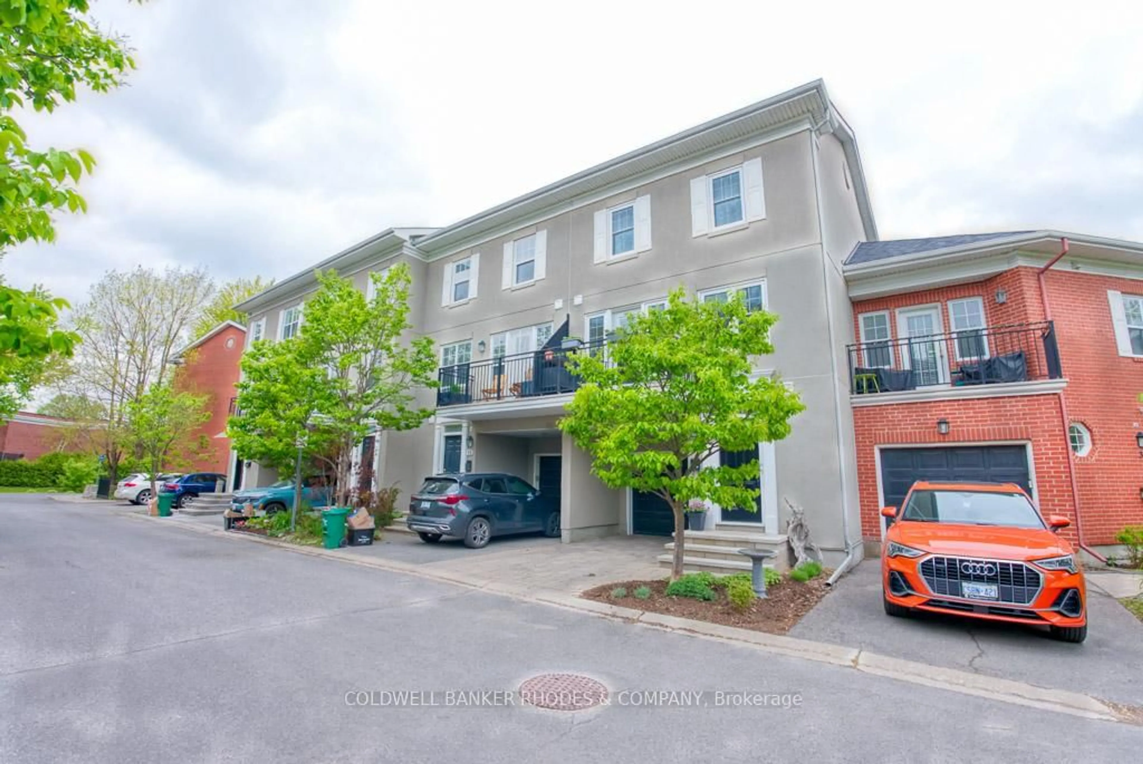 A pic from outside/outdoor area/front of a property/back of a property/a pic from drone, street for 15 Georgeton Private, Ottawa Ontario K1K 4S8