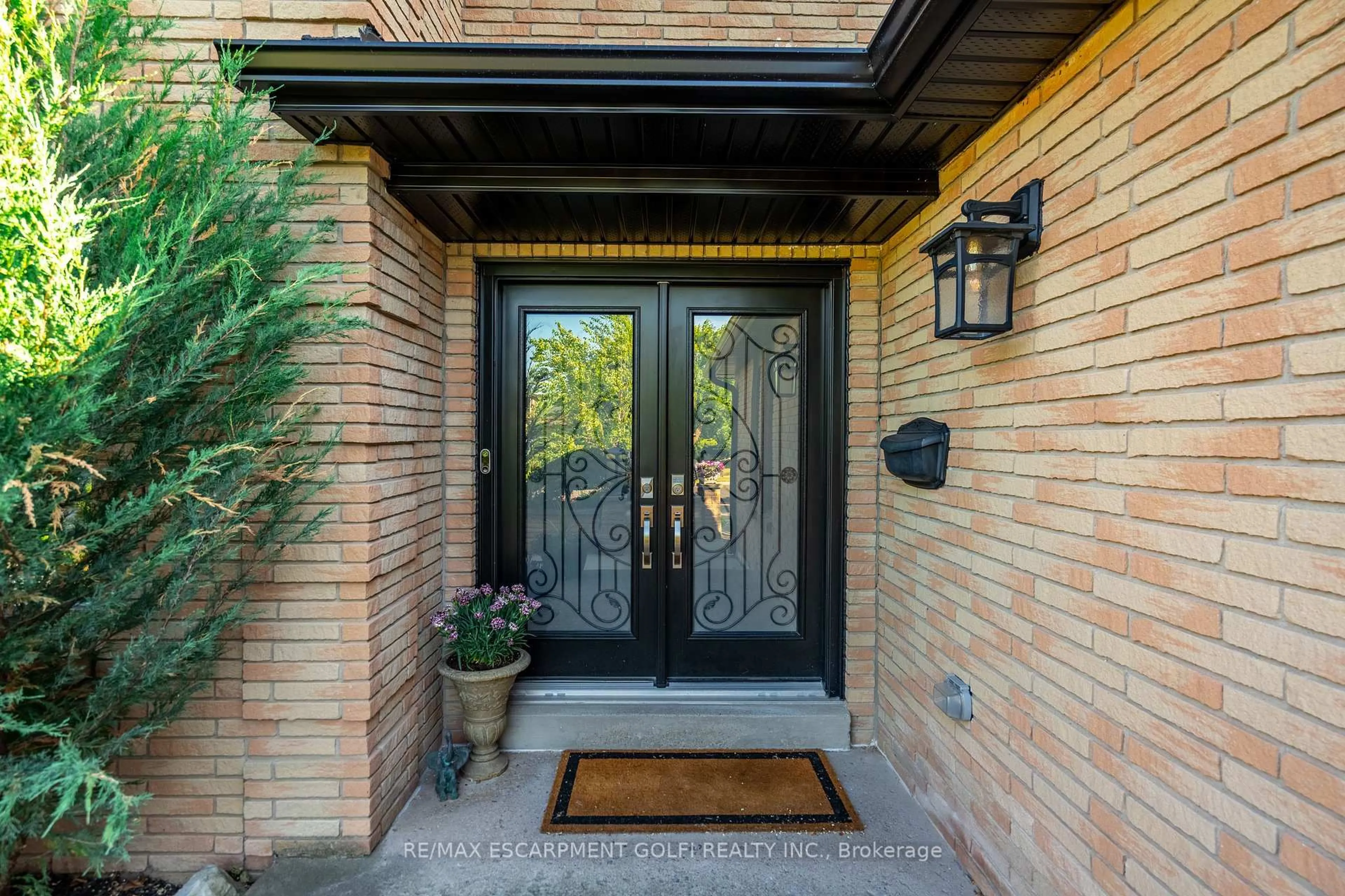 Indoor entryway for 41 Hearthside Cres, Hamilton Ontario L8E 4L7
