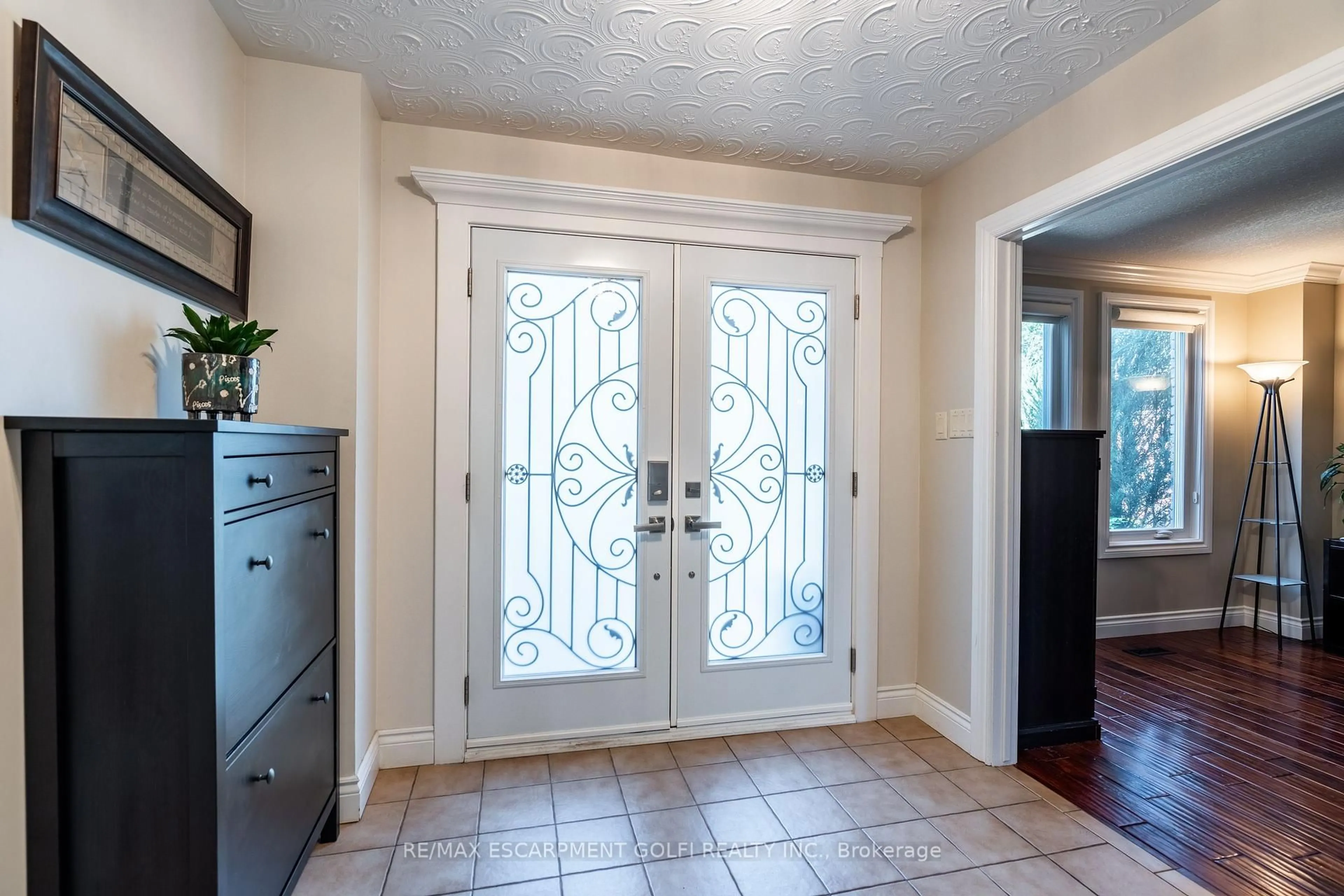 Indoor entryway for 41 Hearthside Cres, Hamilton Ontario L8E 4L7