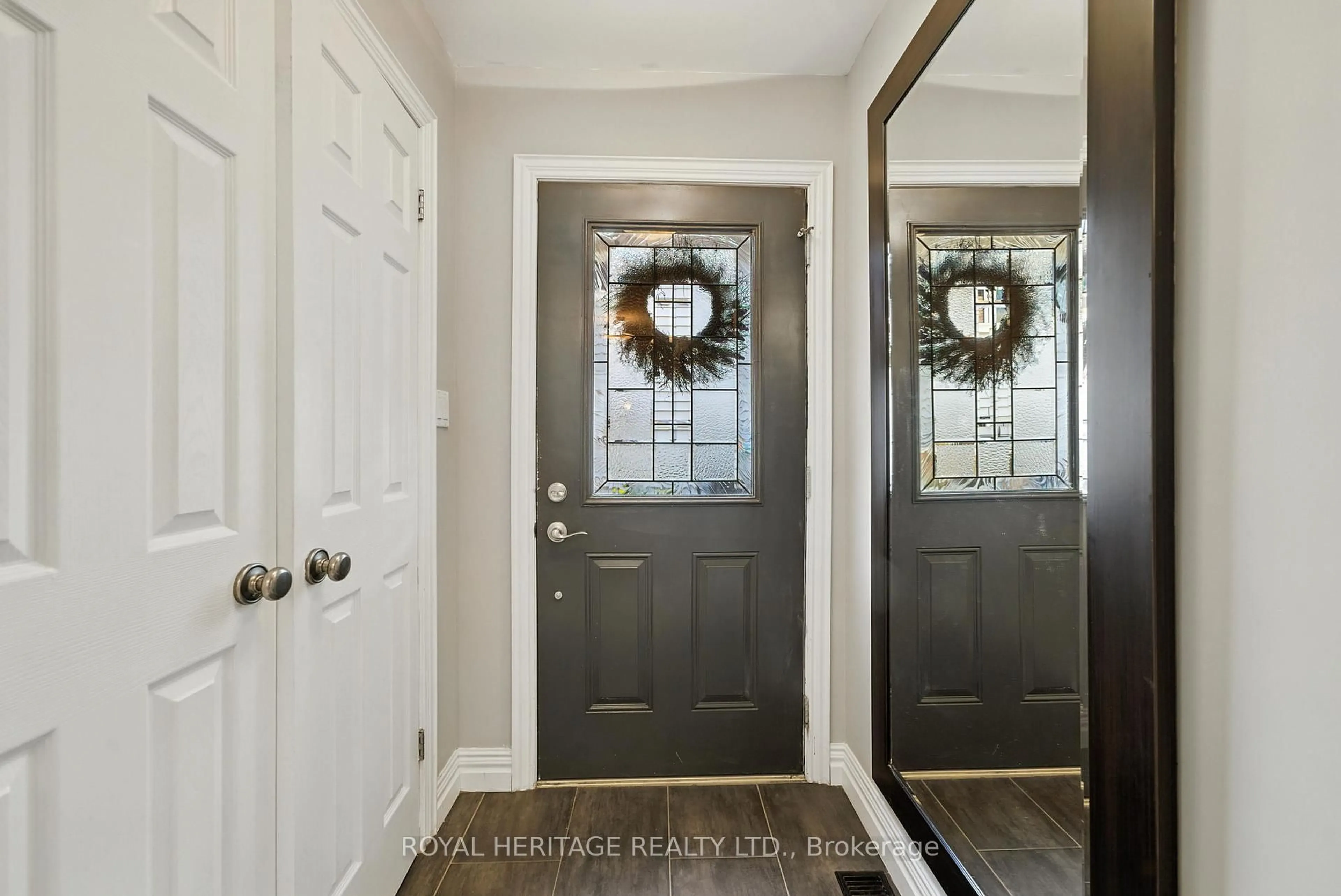 Indoor entryway for 713 Maryland Ave, Peterborough Central Ontario K9J 4P5