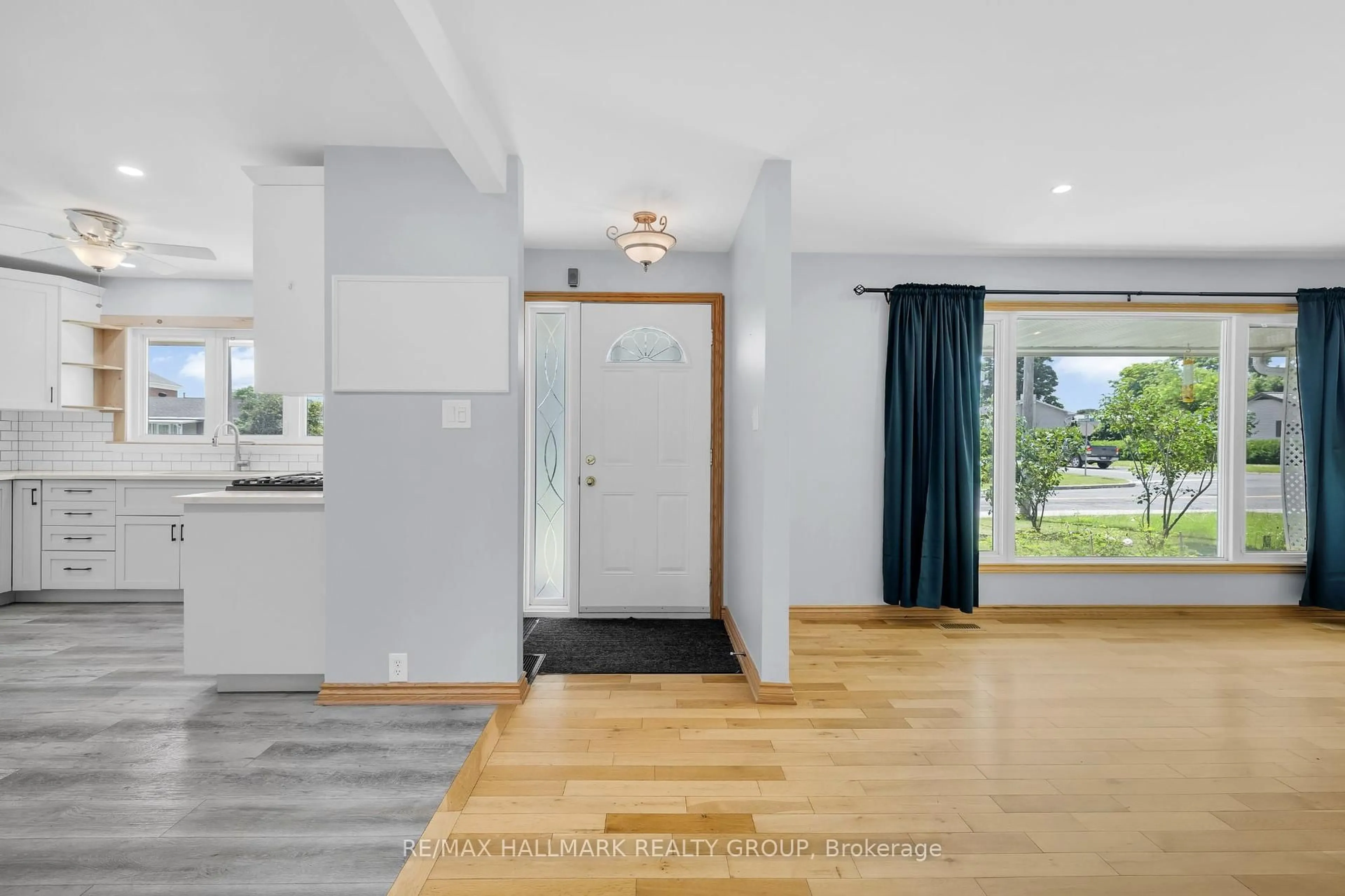 Indoor foyer for 66 Broadview Ave, Smiths Falls Ontario K7A 3W6