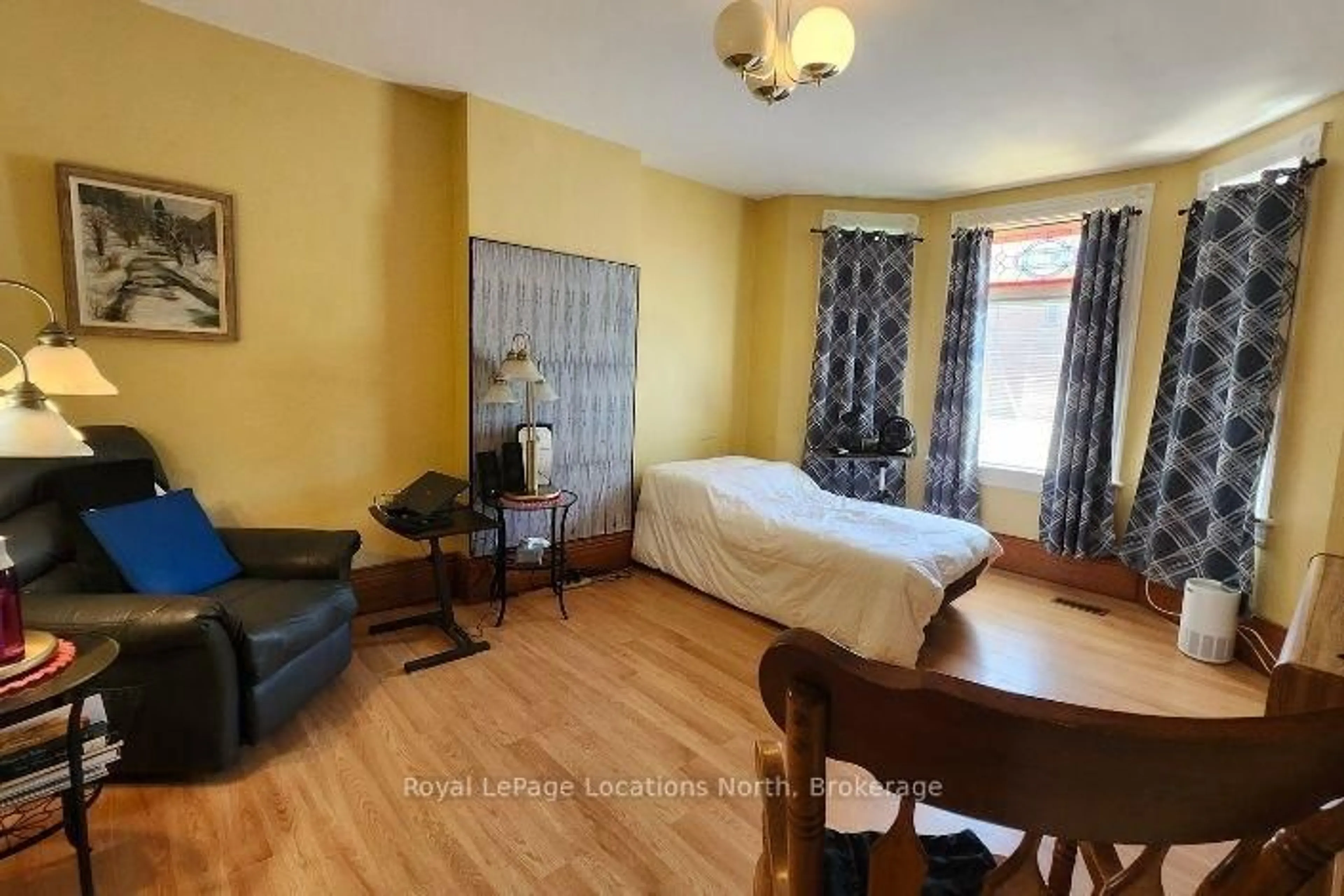 A pic of a room for 382 8th St, Owen Sound Ontario N4K 1L4