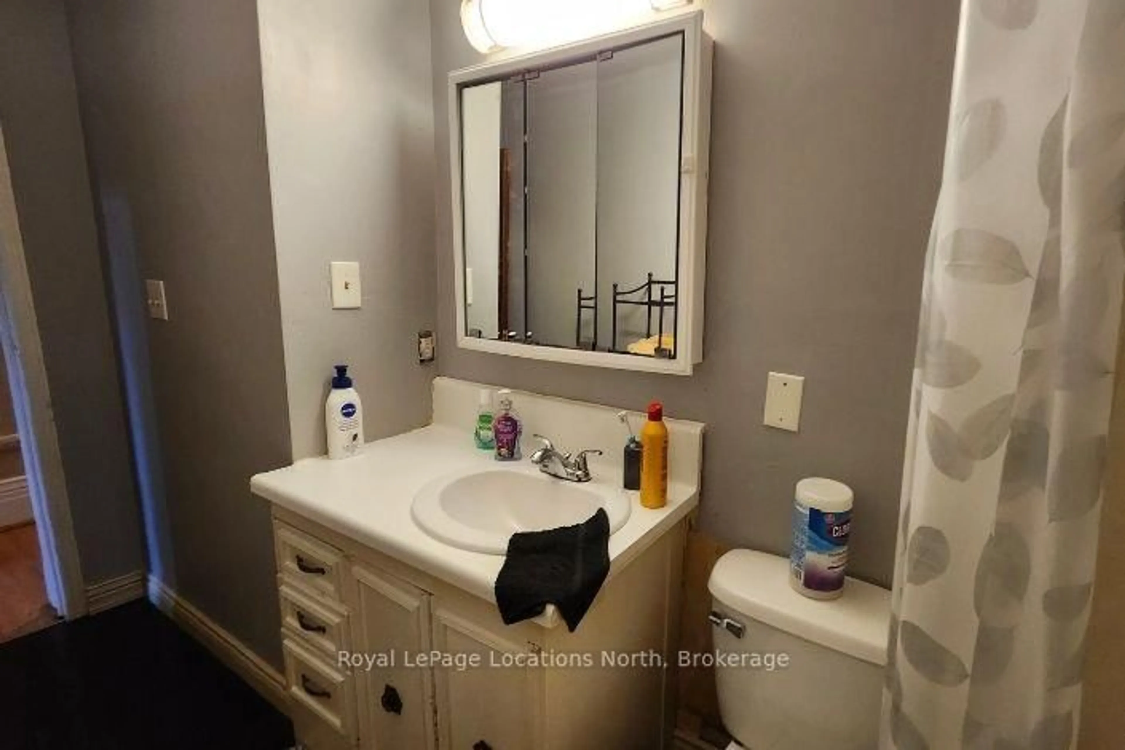 Standard bathroom, ceramic/tile floor for 382 8th St, Owen Sound Ontario N4K 1L4