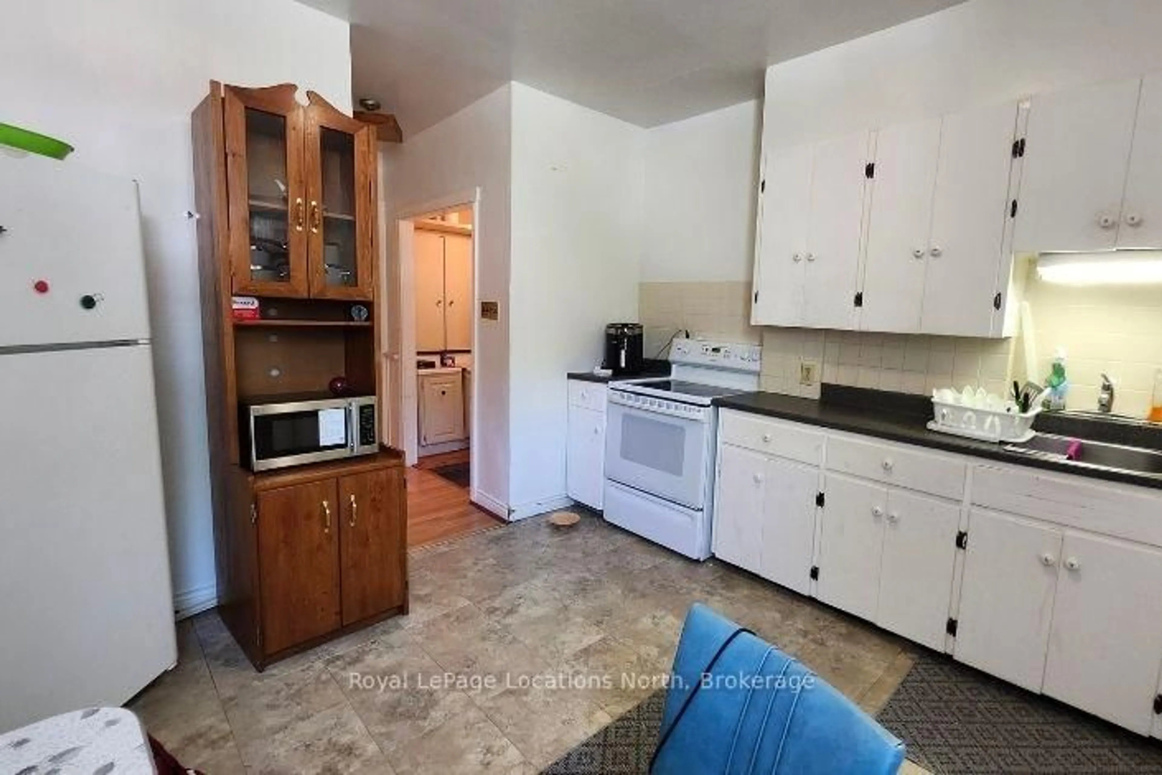 Standard kitchen, unknown for 382 8th St, Owen Sound Ontario N4K 1L4