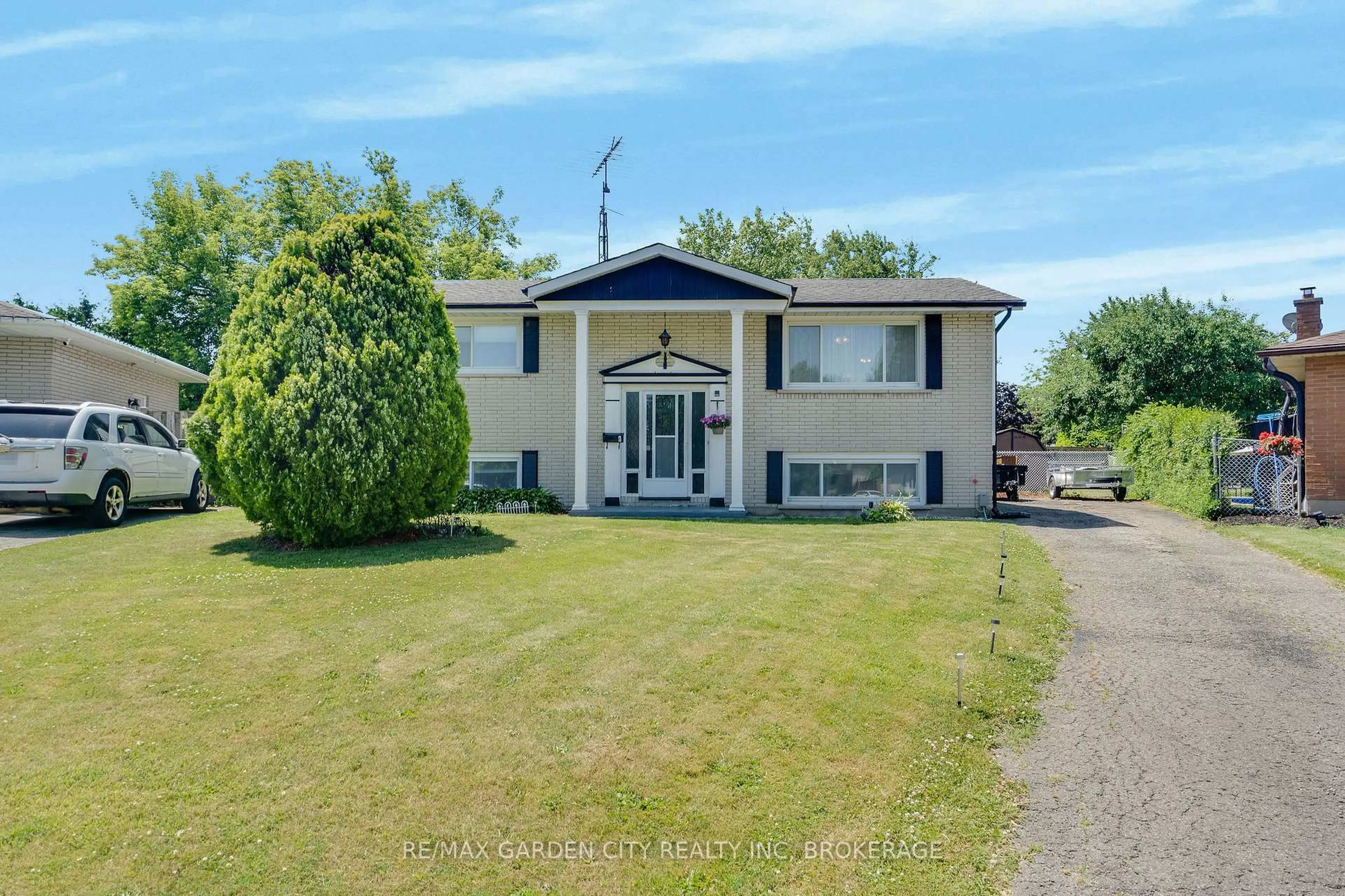 A pic from outside/outdoor area/front of a property/back of a property/a pic from drone, unknown for 8 Chapman Crt, St. Catharines Ontario L2M 6H9