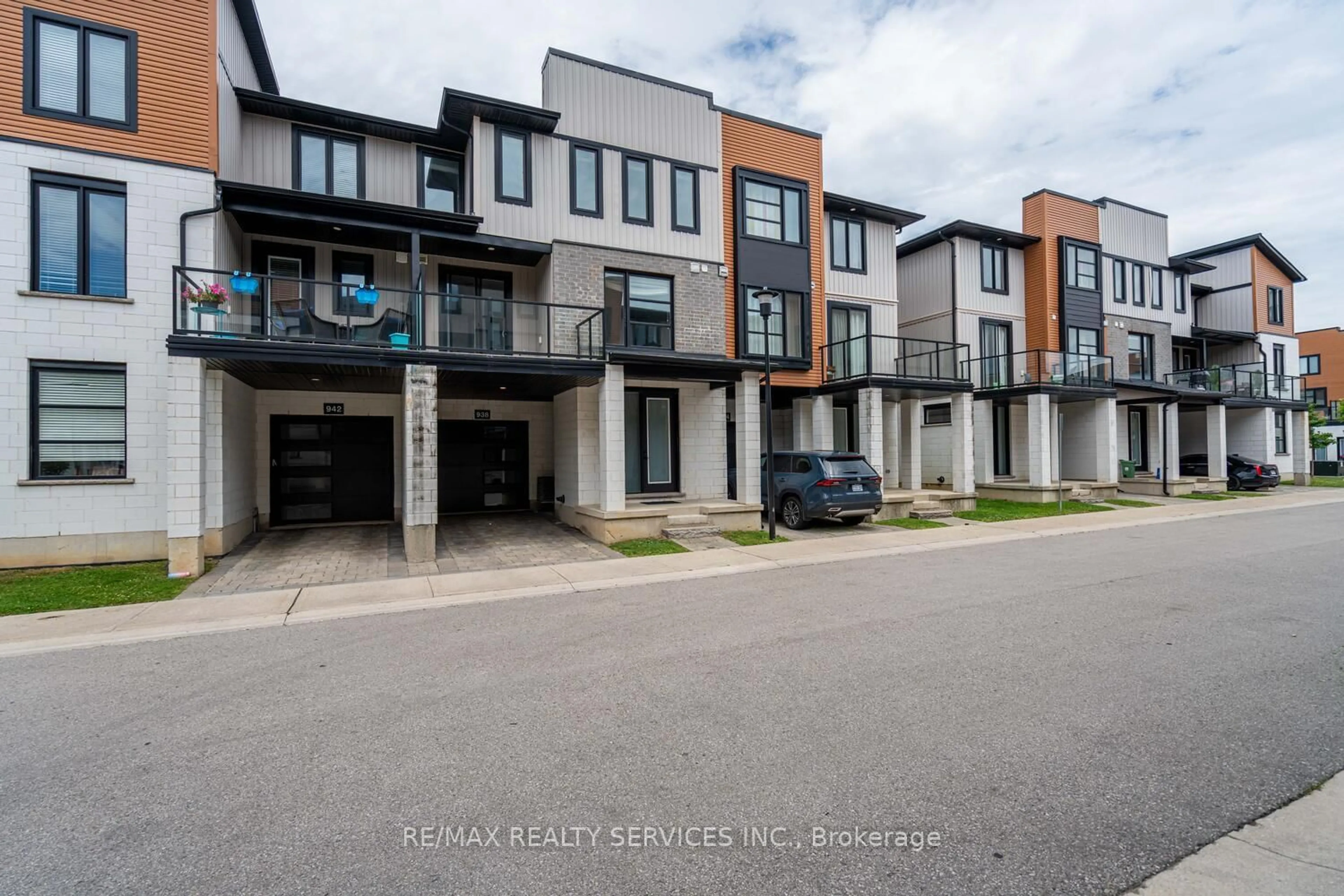 A pic from outside/outdoor area/front of a property/back of a property/a pic from drone, street for 938 Battery Park, London North Ontario N6H 0J7