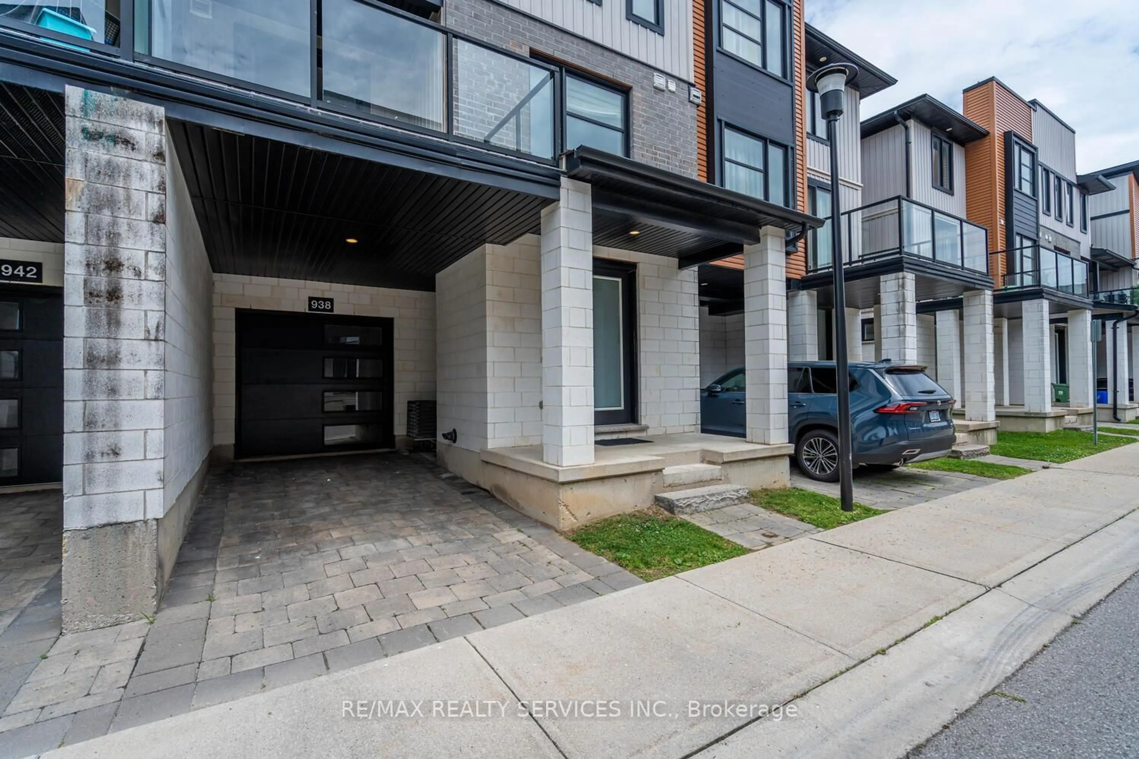Indoor foyer for 938 Battery Park, London North Ontario N6H 0J7