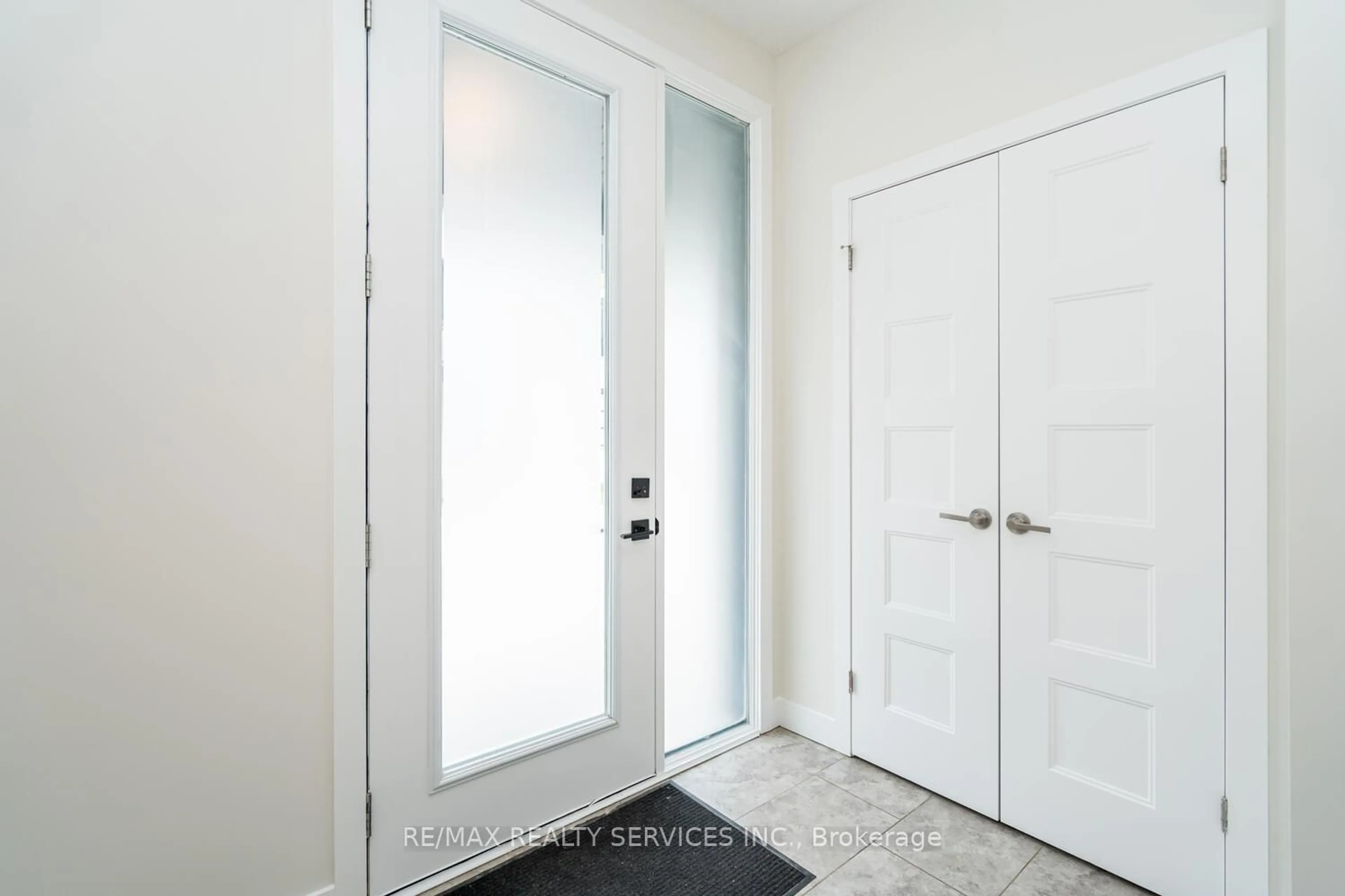 Indoor entryway for 938 Battery Park, London North Ontario N6H 0J7