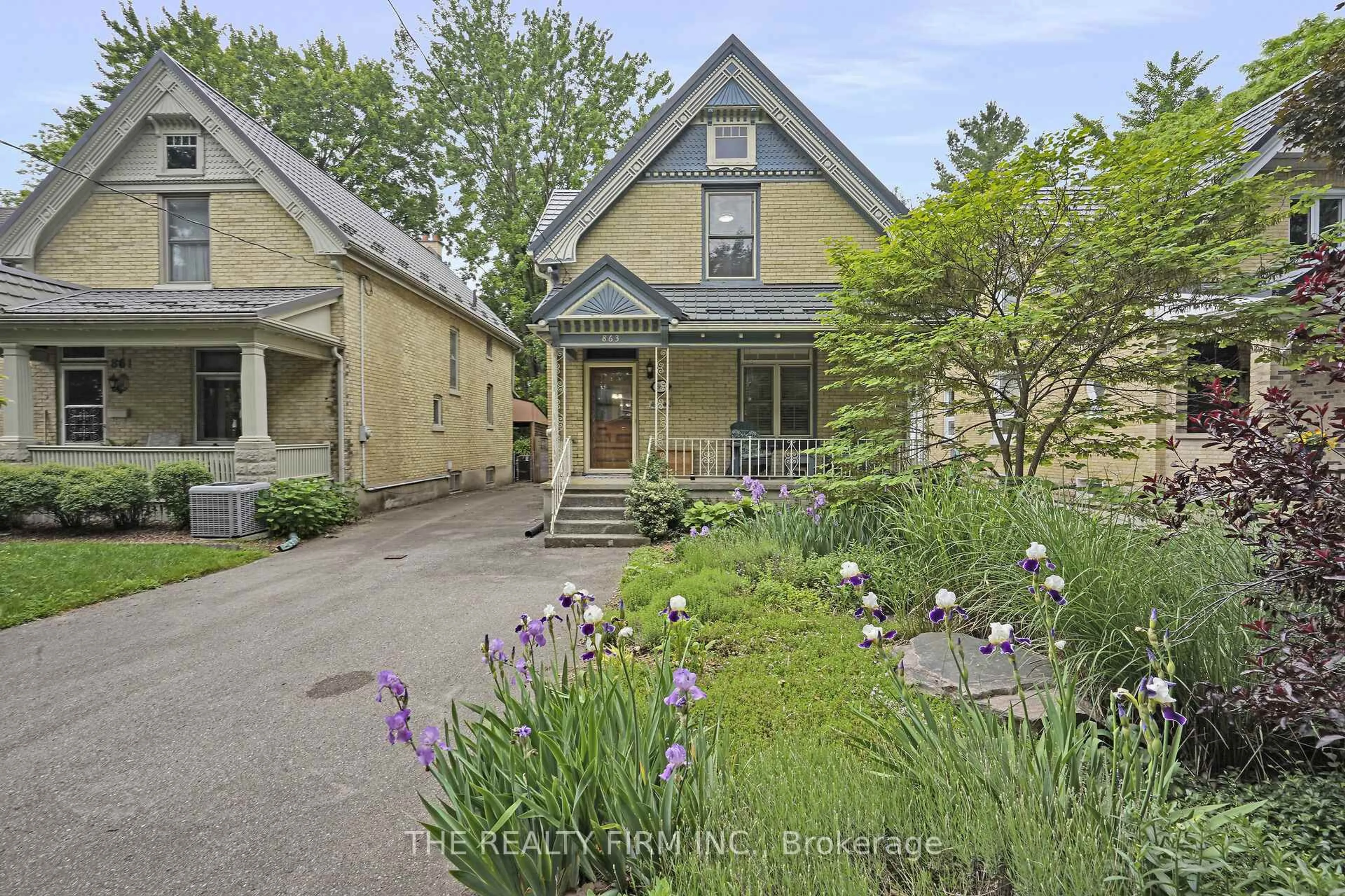 A pic from outside/outdoor area/front of a property/back of a property/a pic from drone, street for 863 Maitland St, London East Ontario N5Y 2W7