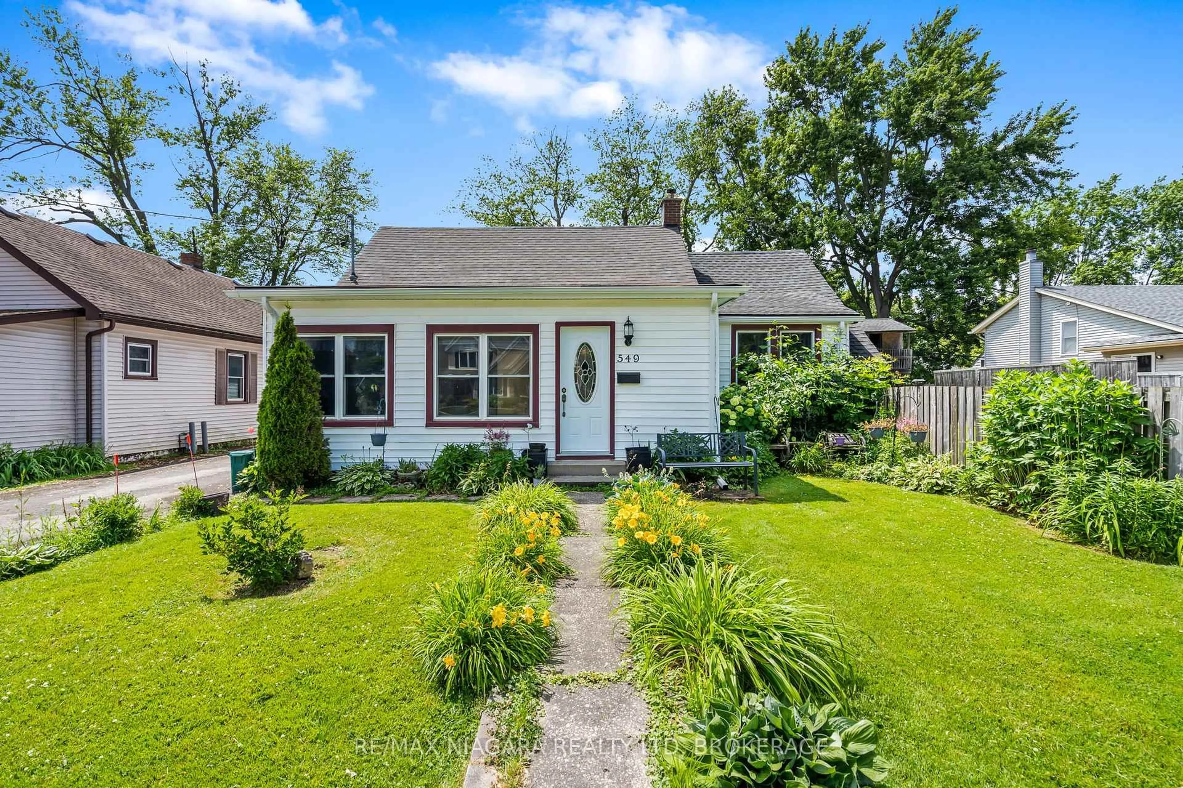 Home with vinyl exterior material, street for 549 Ferndale Ave, Fort Erie Ontario L2A 5C5
