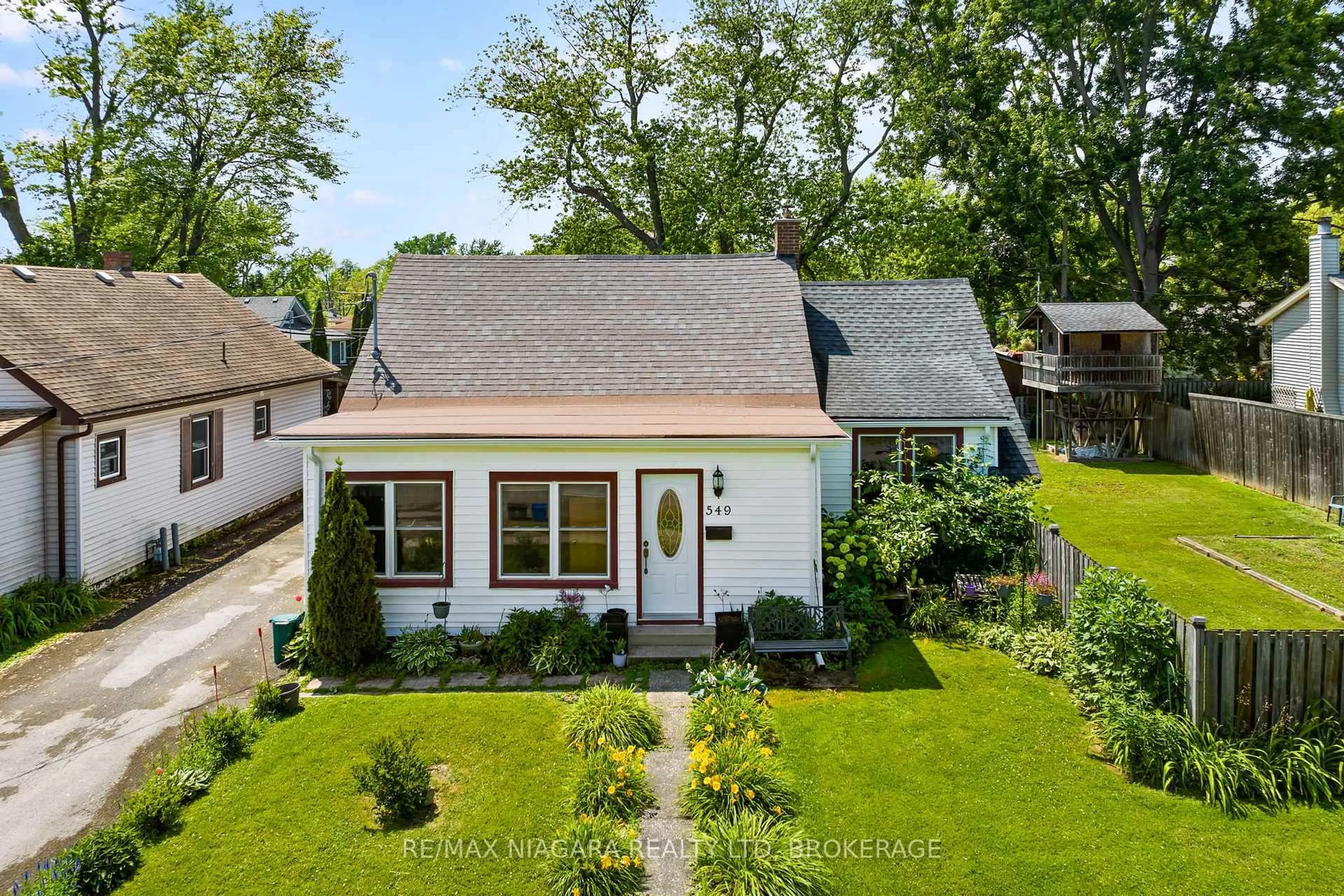 A pic from outside/outdoor area/front of a property/back of a property/a pic from drone, street for 549 Ferndale Ave, Fort Erie Ontario L2A 5C5