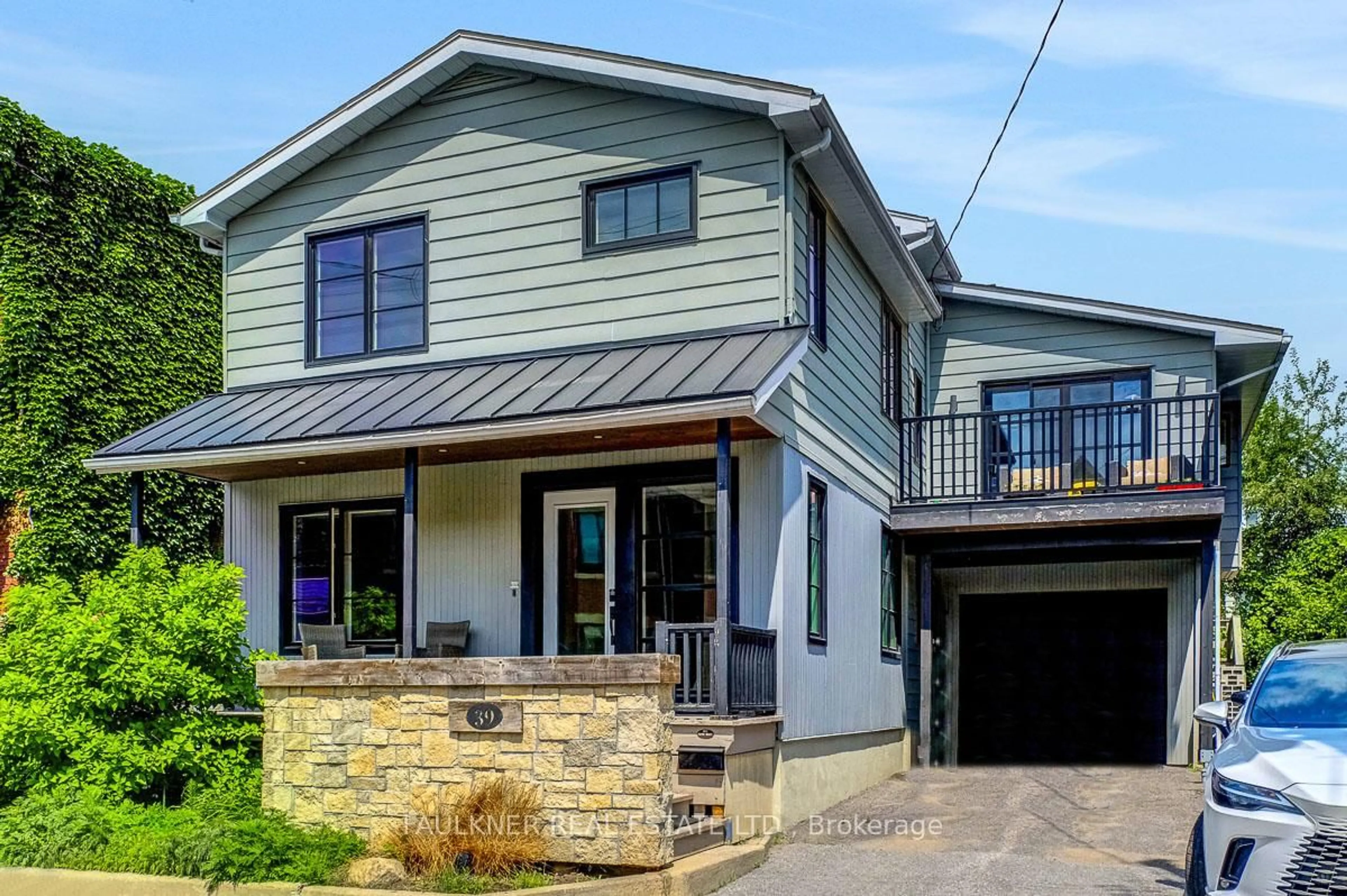 Home with vinyl exterior material, street for 39 NEWTON St, Ottawa Ontario K1S 2S6