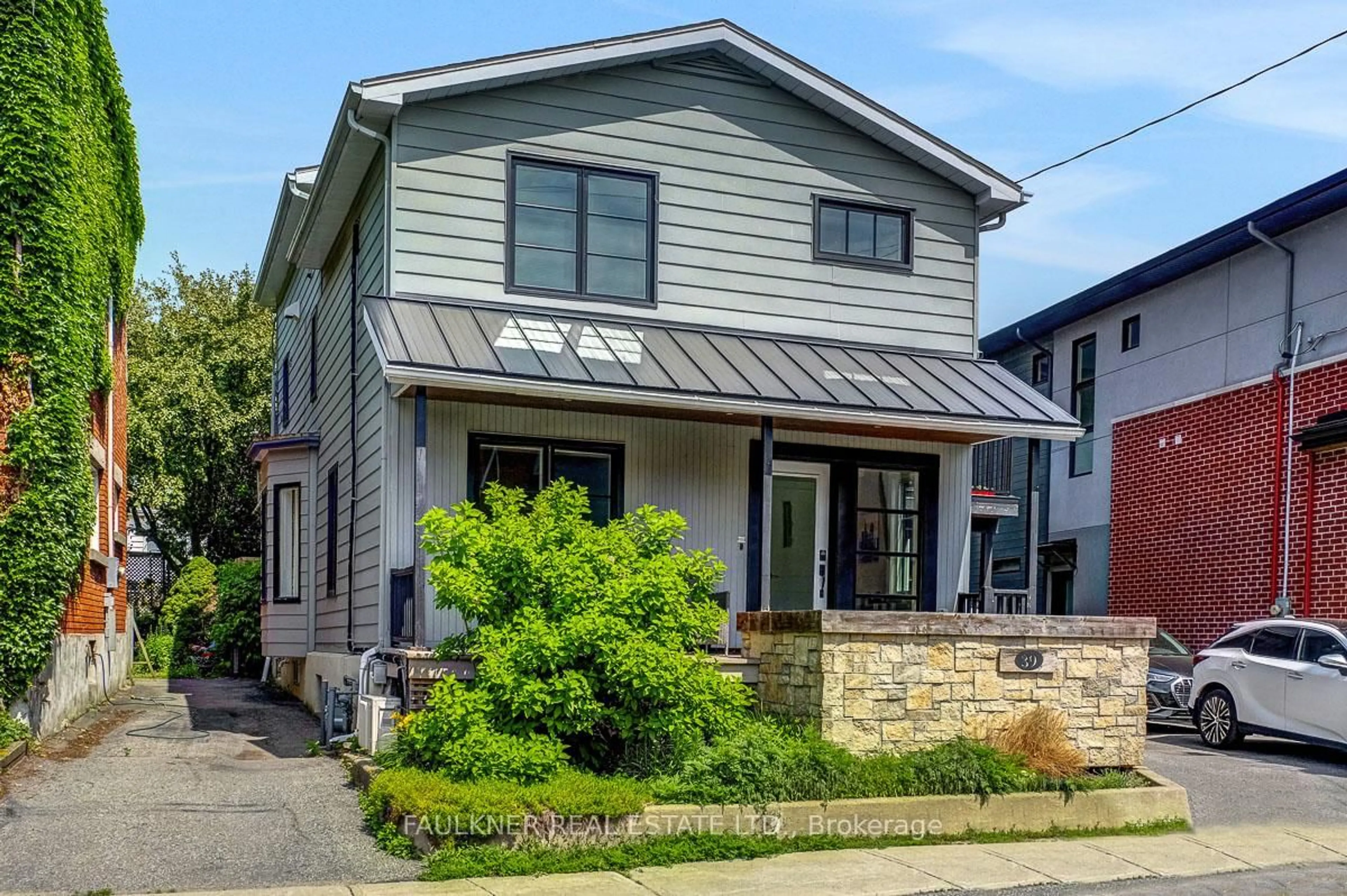 Home with vinyl exterior material, street for 39 NEWTON St, Ottawa Ontario K1S 2S6