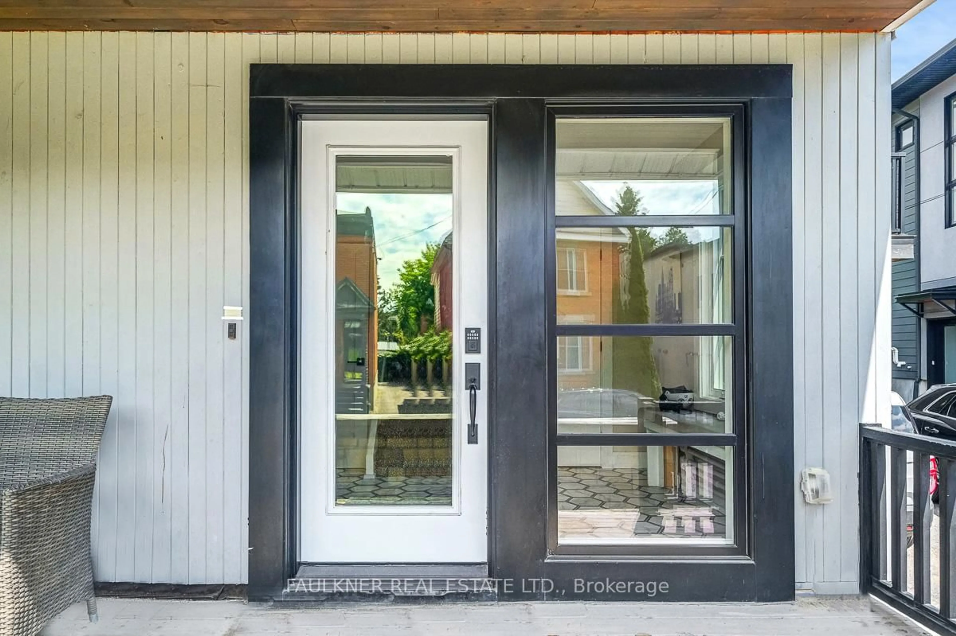 Indoor entryway for 39 NEWTON St, Ottawa Ontario K1S 2S6