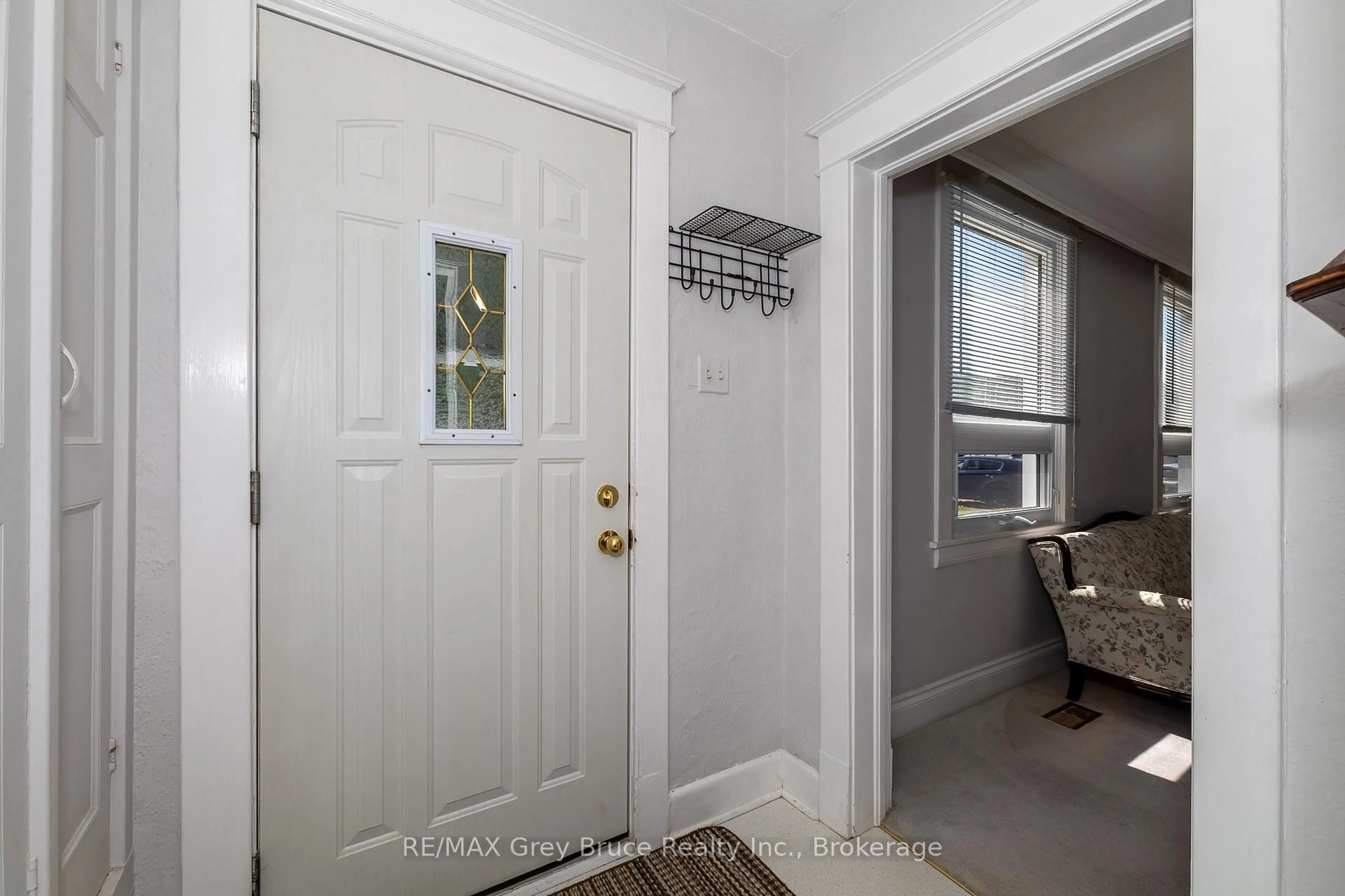 Indoor entryway for 960 10th Street West, Georgian Bluffs Ontario N4K 5R9