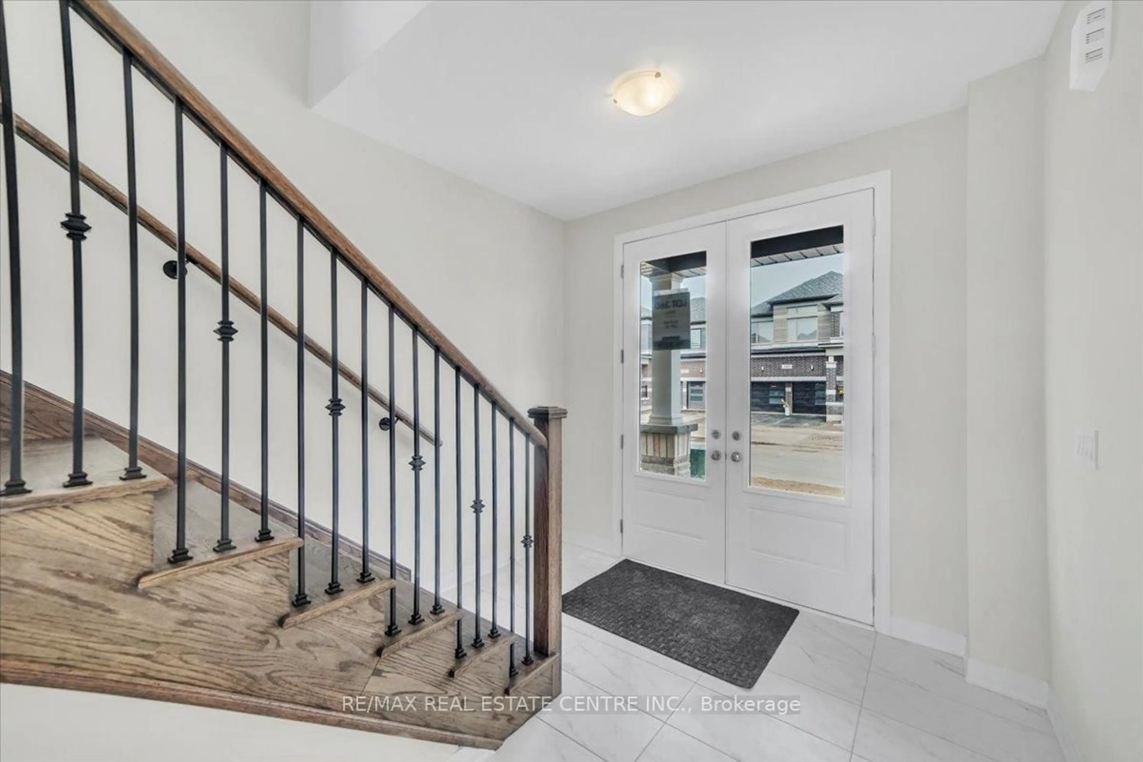Indoor entryway for 99 Player Dr, Erin Ontario N0B 1T0