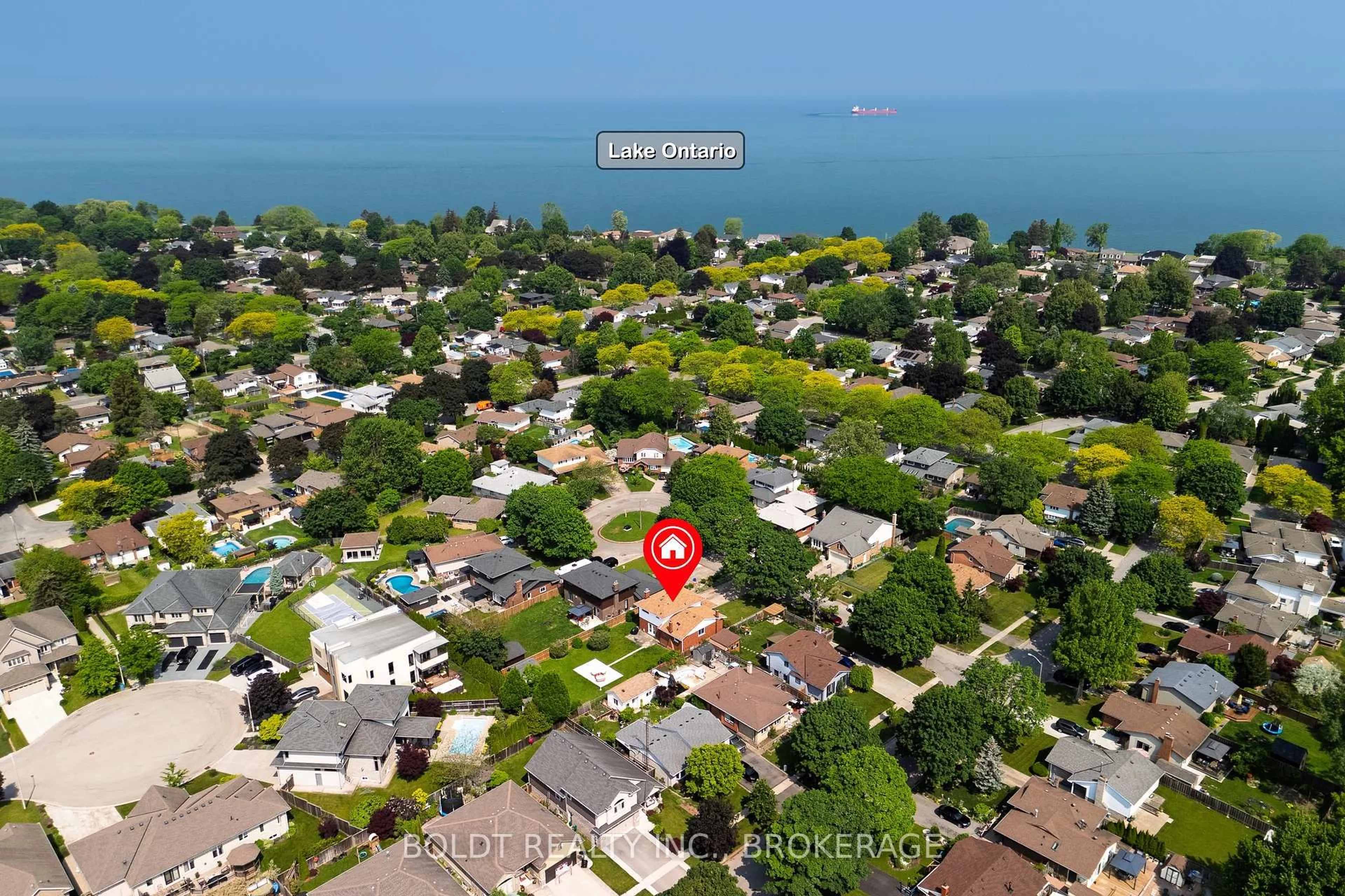 A pic from outside/outdoor area/front of a property/back of a property/a pic from drone, water/lake/river/ocean view for 5 Woodgarden Crt, St. Catharines Ontario L2M 7C9