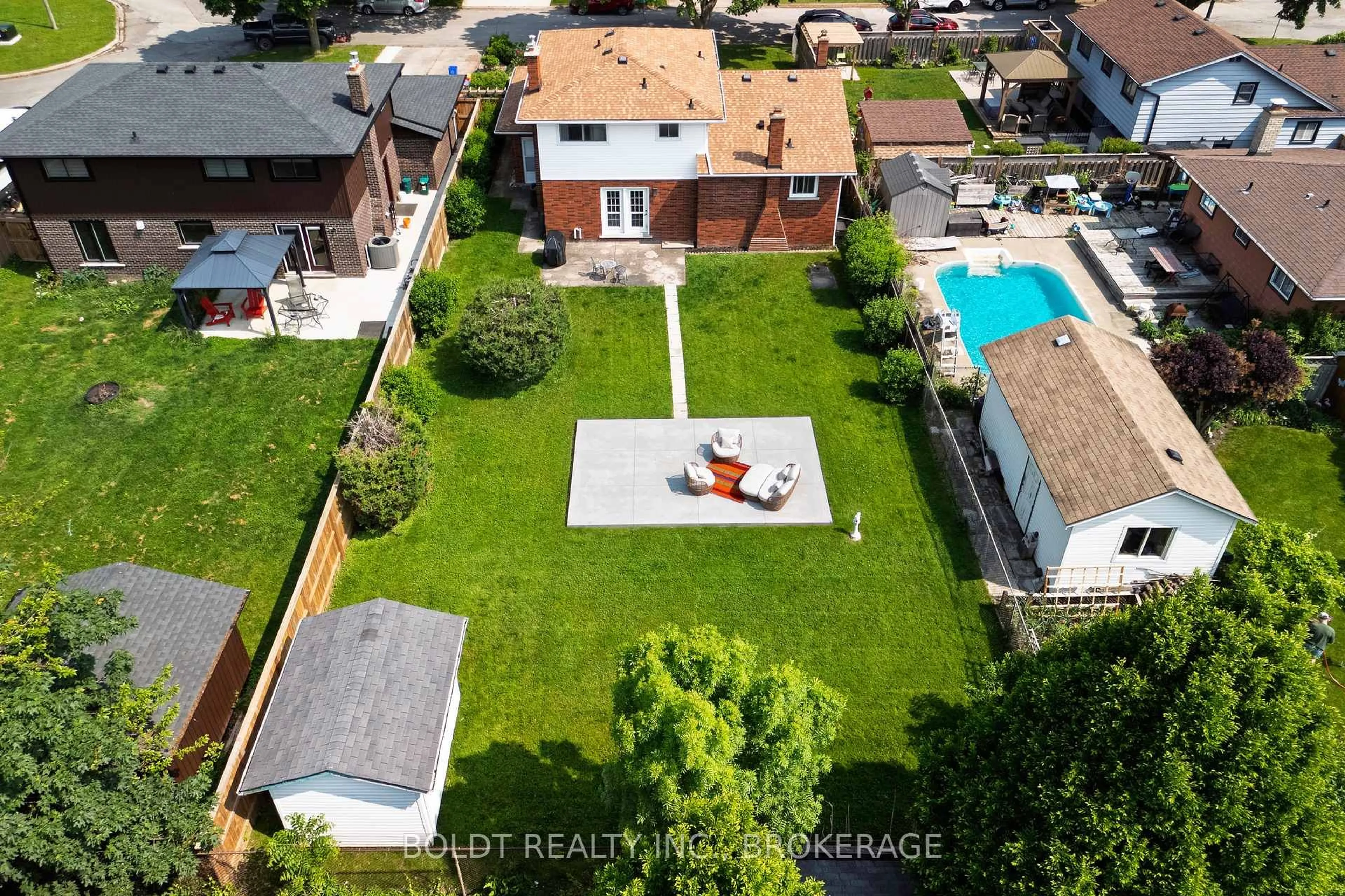 A pic from outside/outdoor area/front of a property/back of a property/a pic from drone, street for 5 Woodgarden Crt, St. Catharines Ontario L2M 7C9