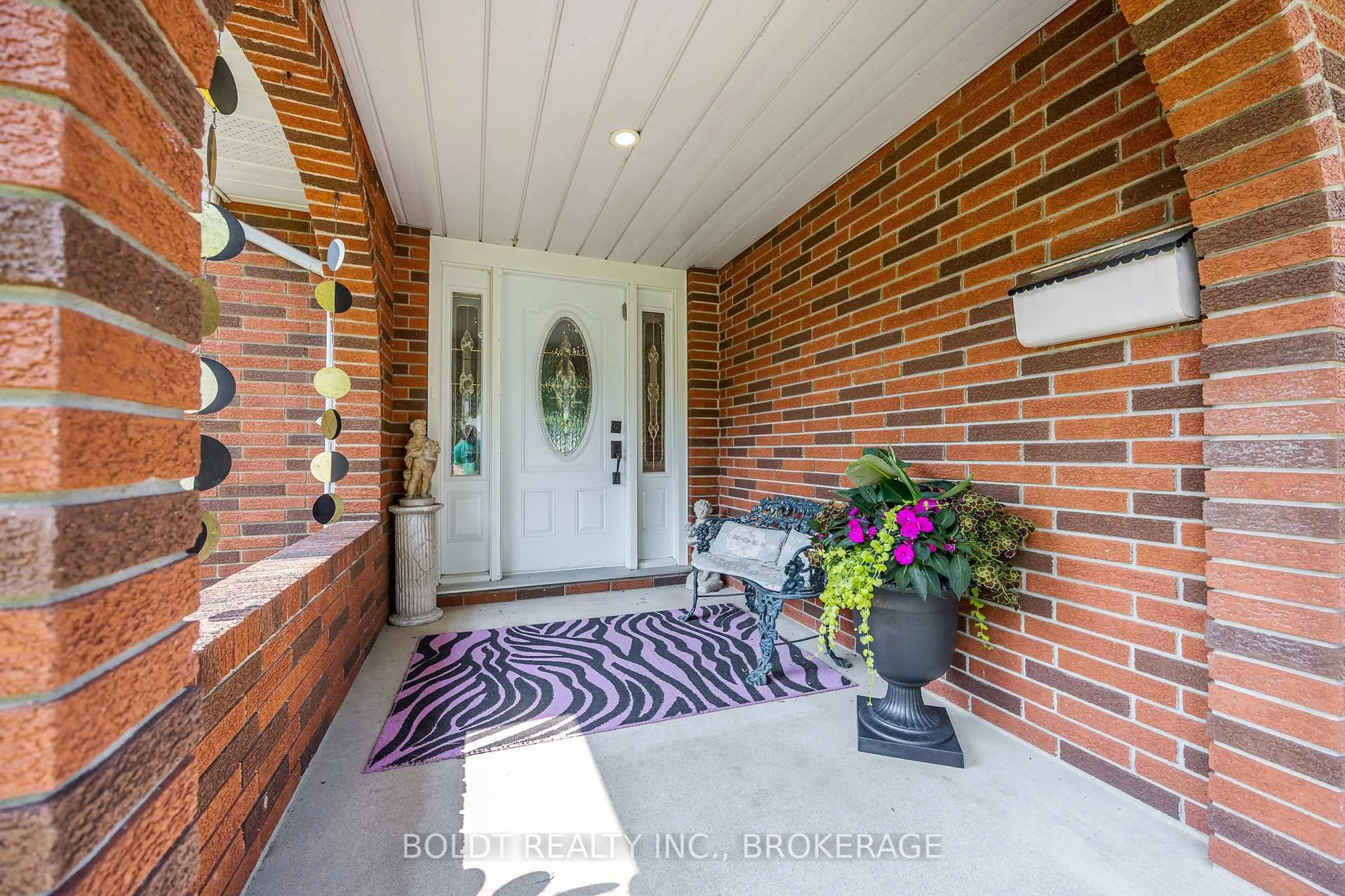 Indoor entryway for 5 Woodgarden Crt, St. Catharines Ontario L2M 7C9