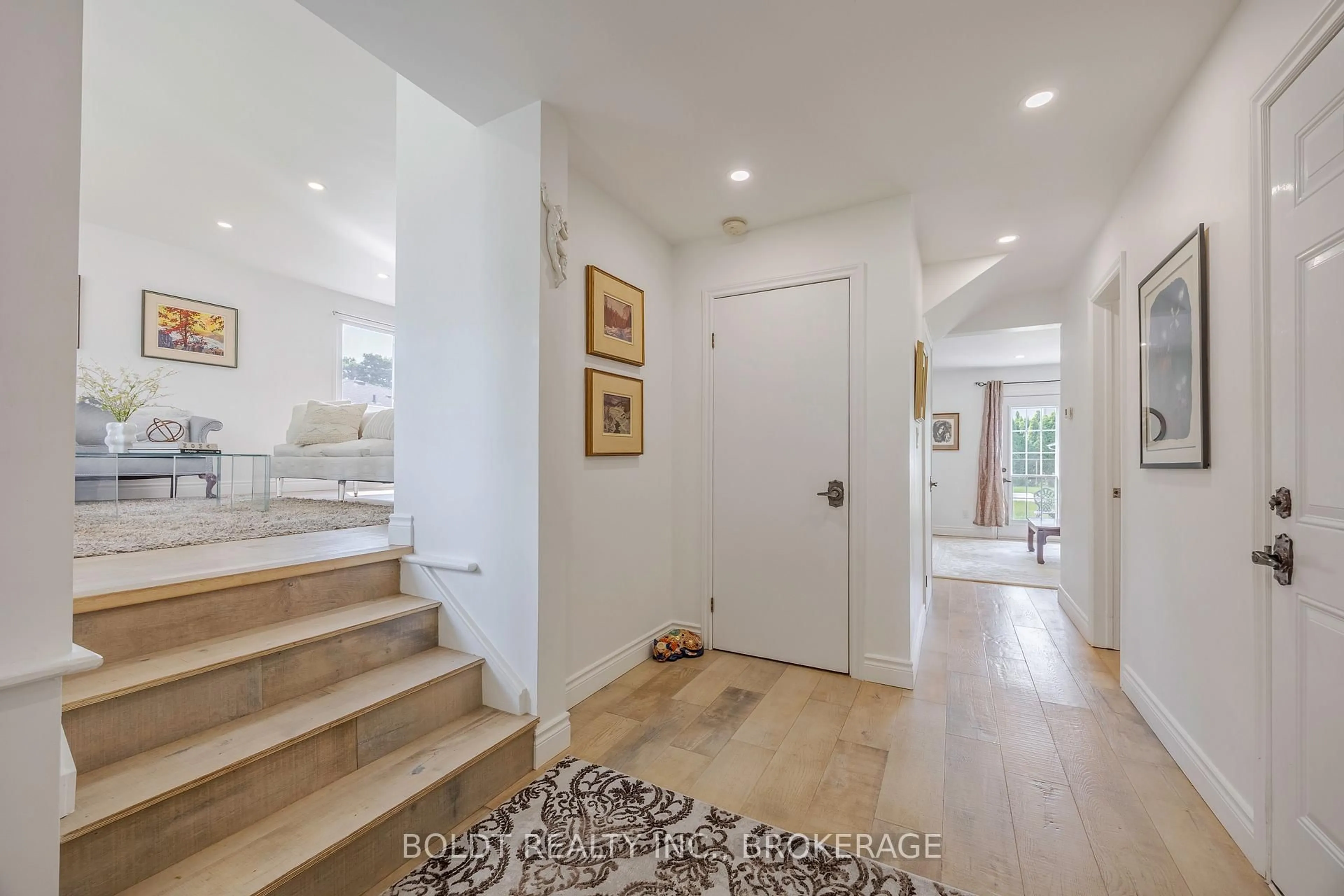 Indoor entryway for 5 Woodgarden Crt, St. Catharines Ontario L2M 7C9