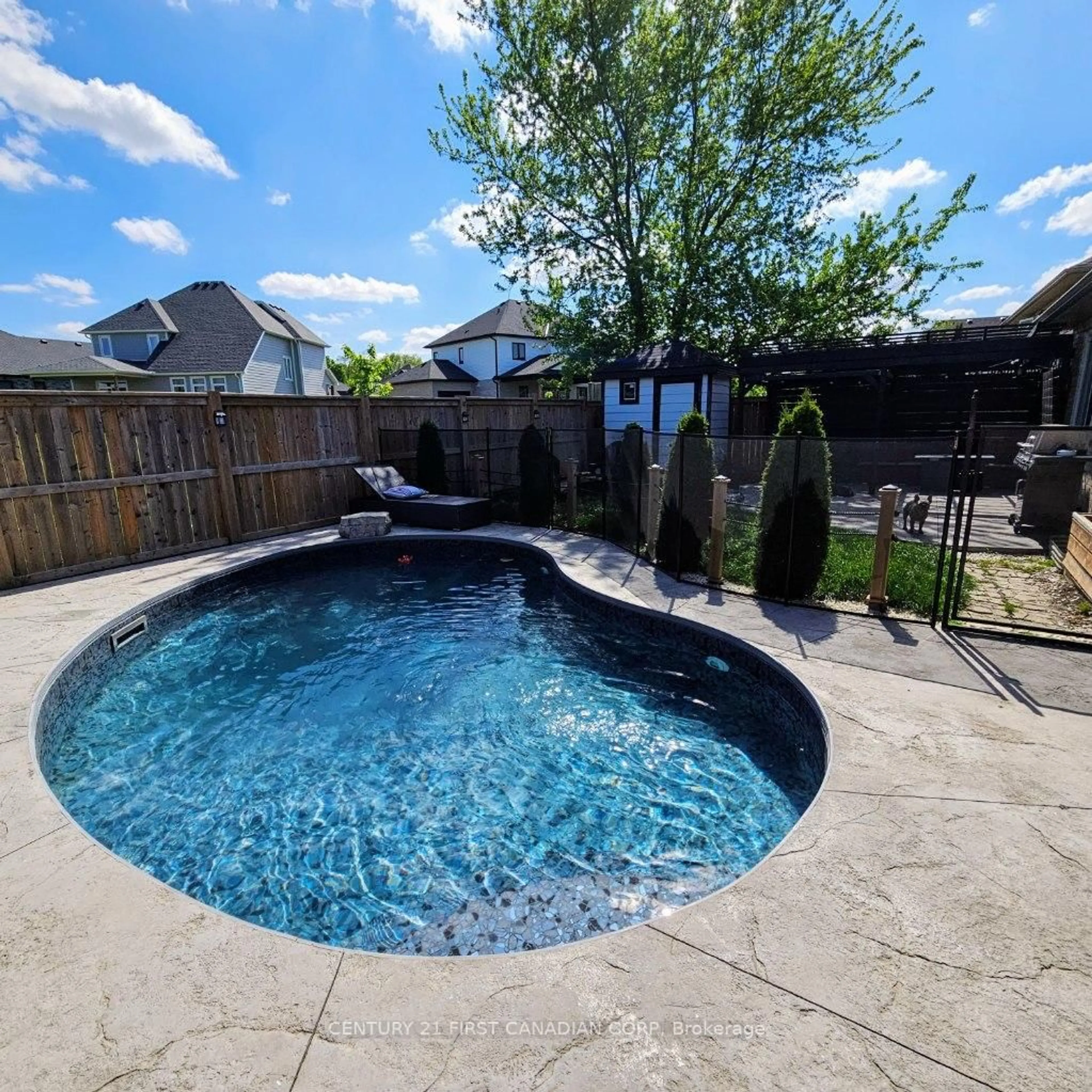 Pool for 292 Thorn Dr, Strathroy-Caradoc Ontario N7G 4E1