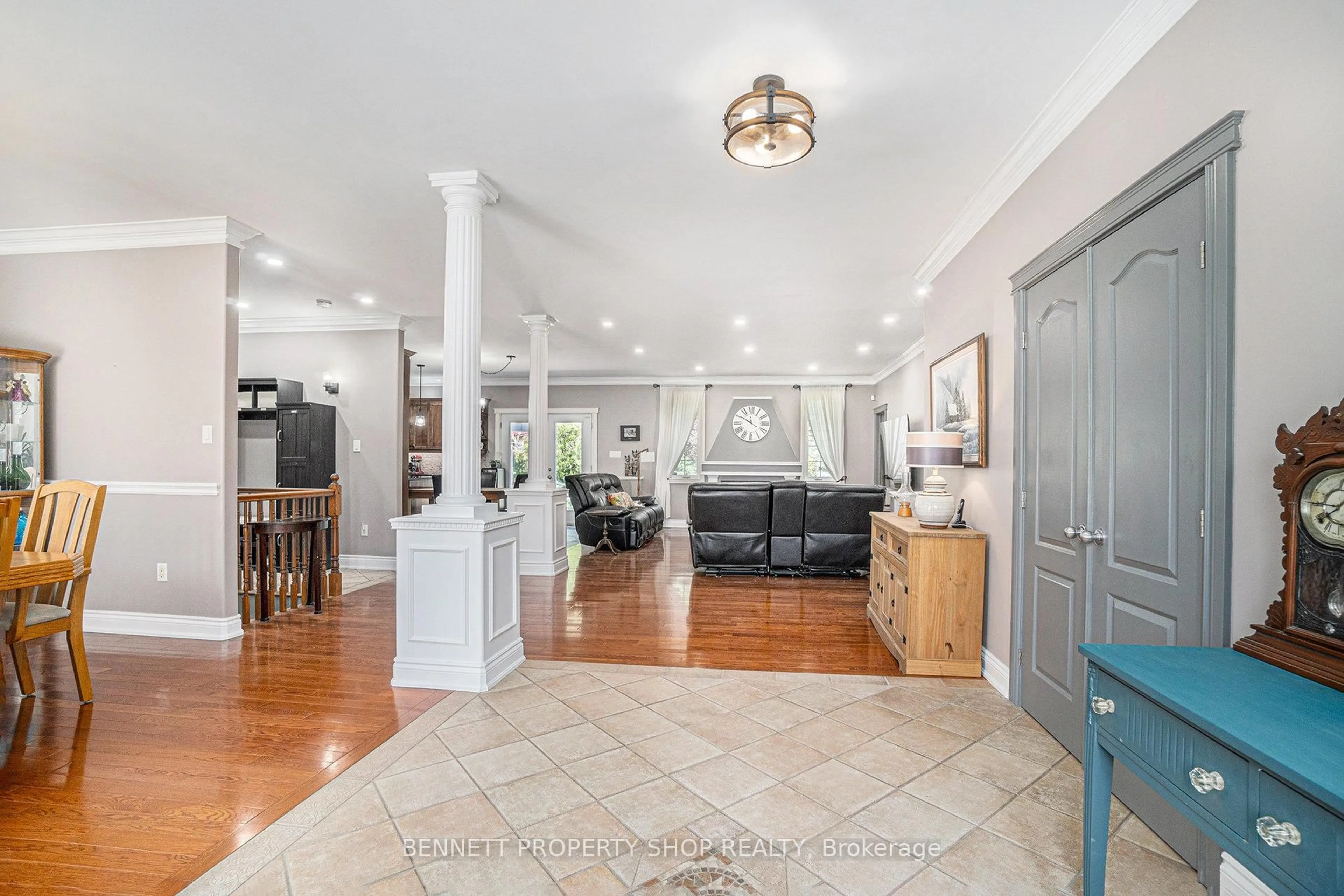 Indoor entryway for 6535 Empire Grove St, Ottawa Ontario K4P 1G6