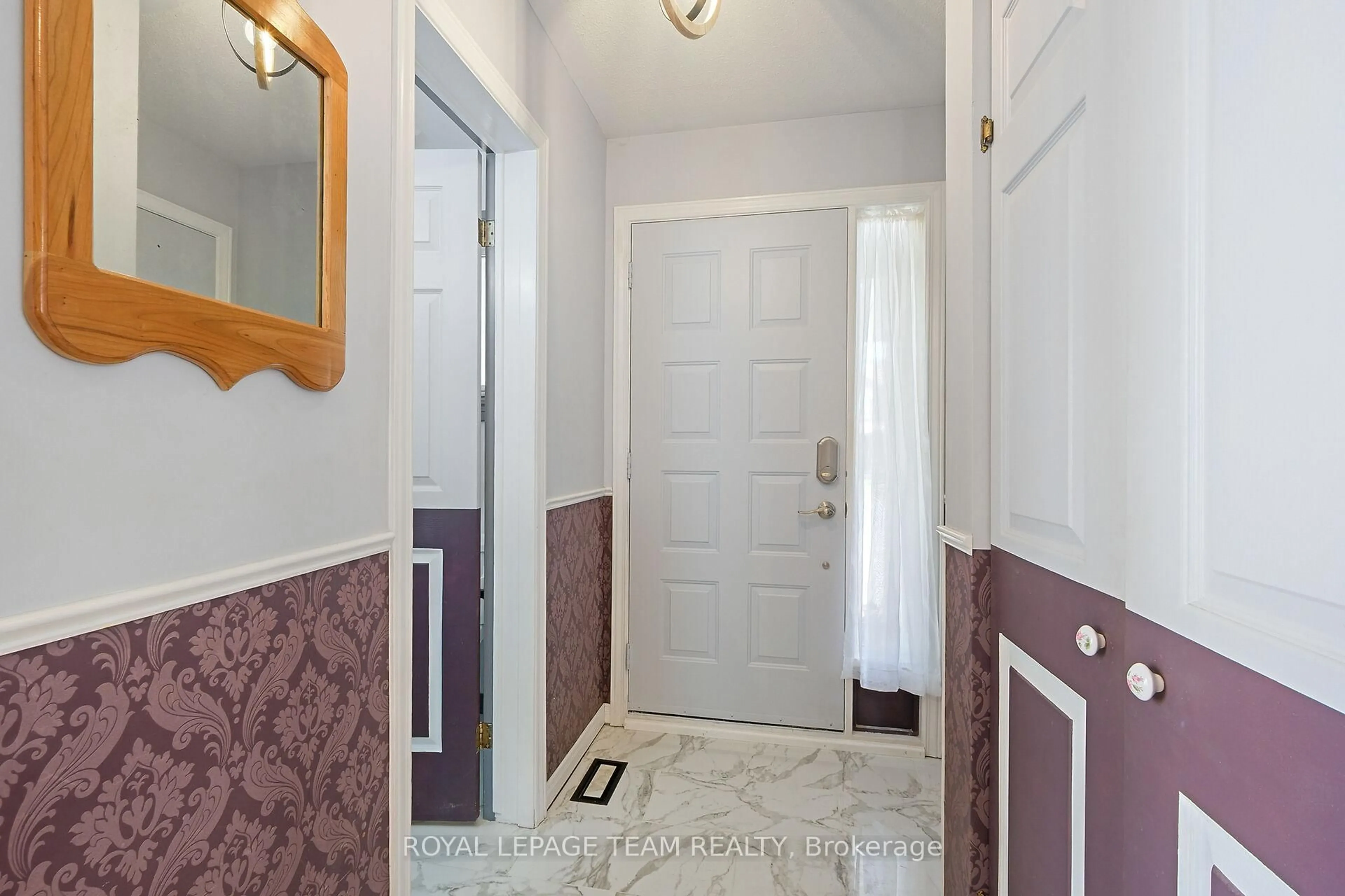 Indoor foyer for 50 Rowe Dr, Kanata Ontario K2L 3Y7
