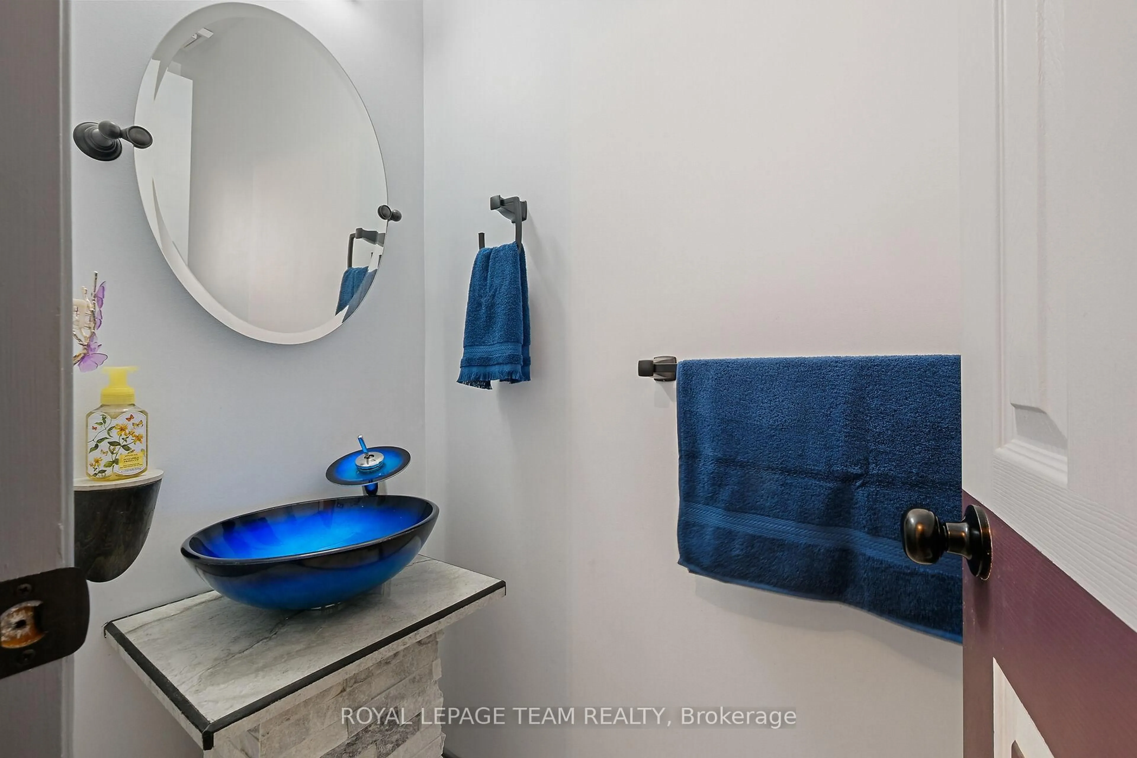 Standard bathroom, ceramic/tile floor for 50 Rowe Dr, Kanata Ontario K2L 3Y7