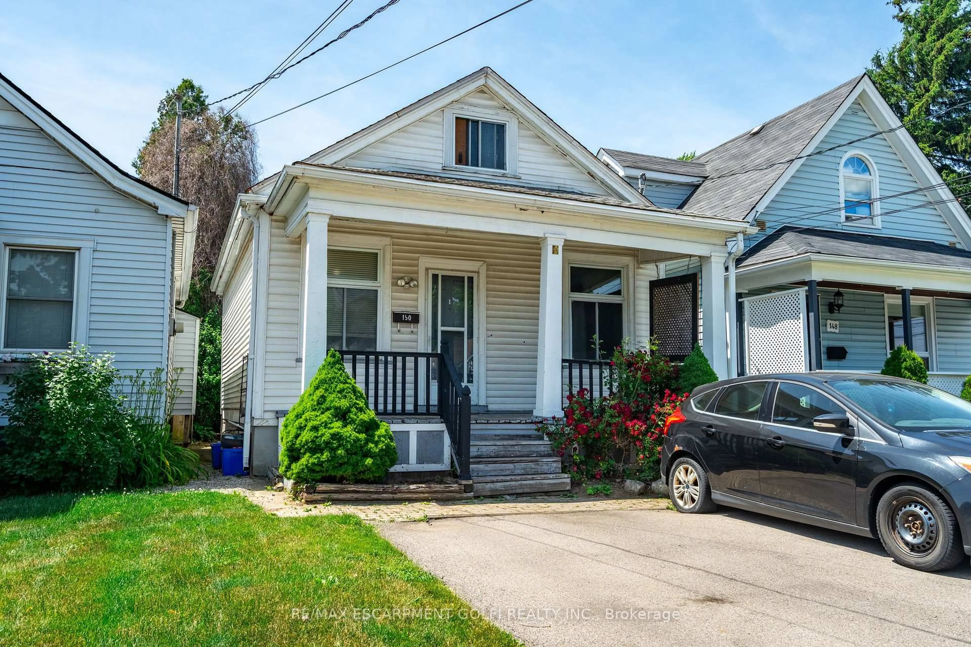 Home with vinyl exterior material, street for 150 East 24th St, Hamilton Ontario L8V 2Y3