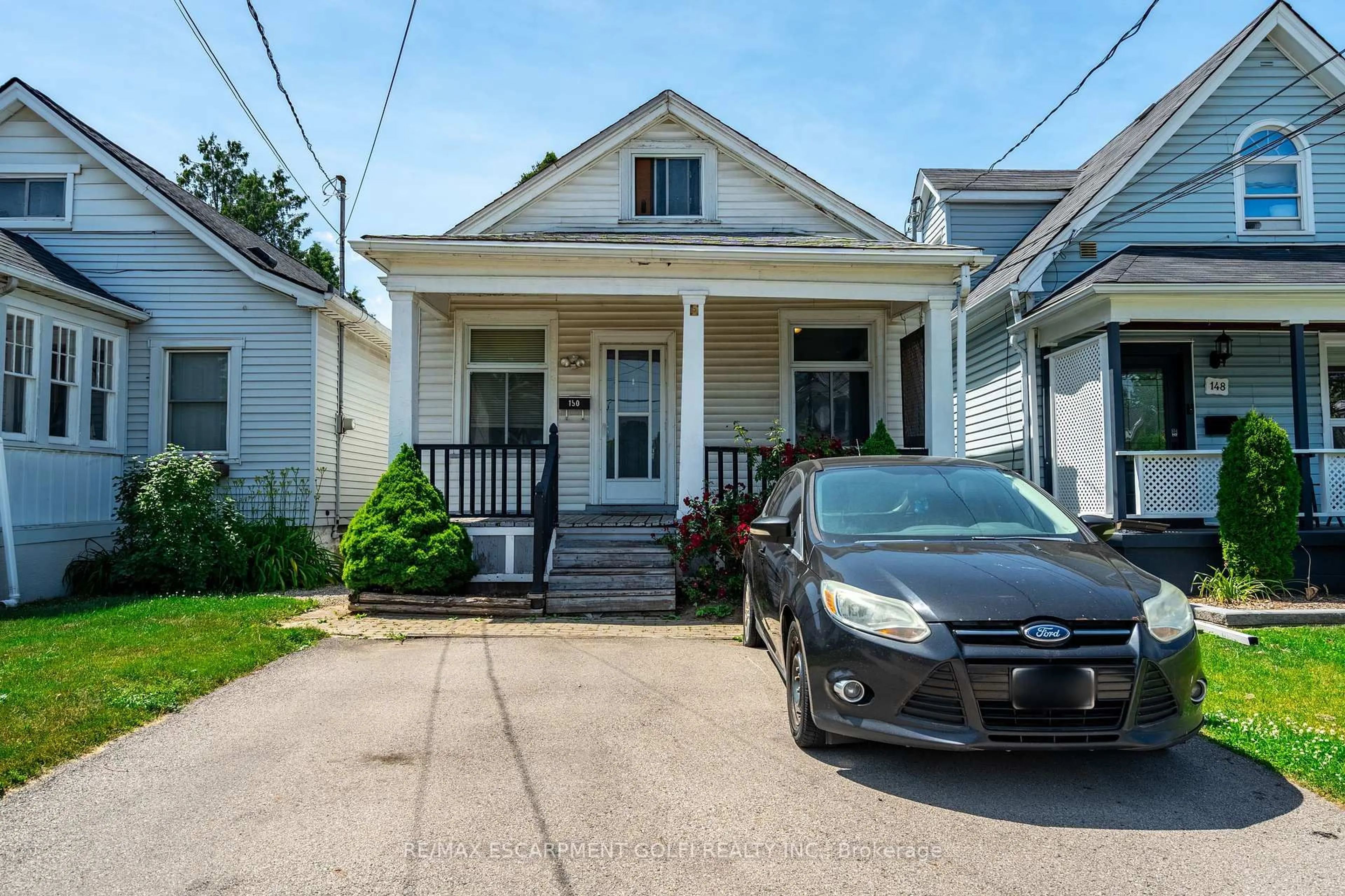 A pic from outside/outdoor area/front of a property/back of a property/a pic from drone, street for 150 East 24th St, Hamilton Ontario L8V 2Y3