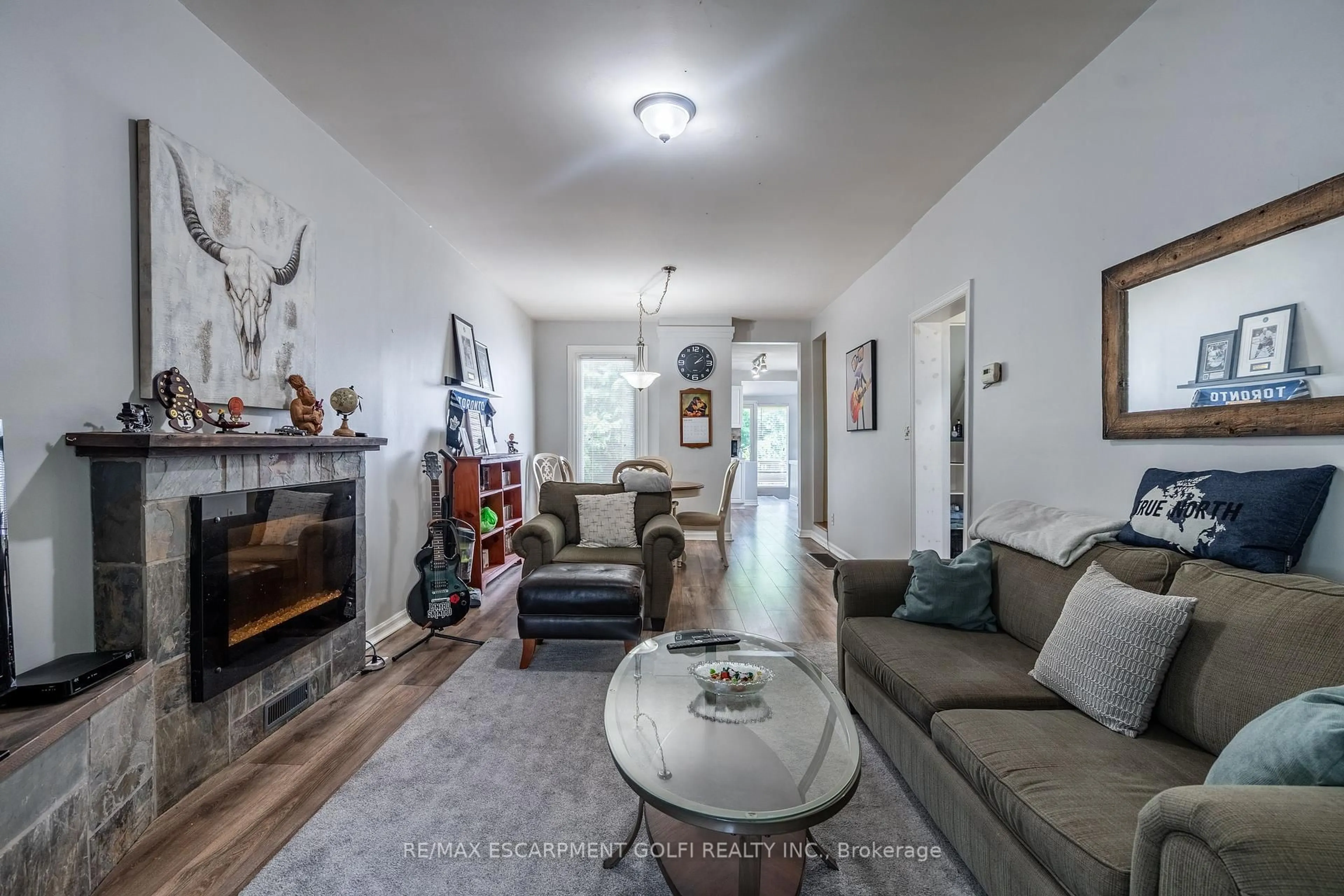 Living room with furniture, unknown for 150 East 24th St, Hamilton Ontario L8V 2Y3